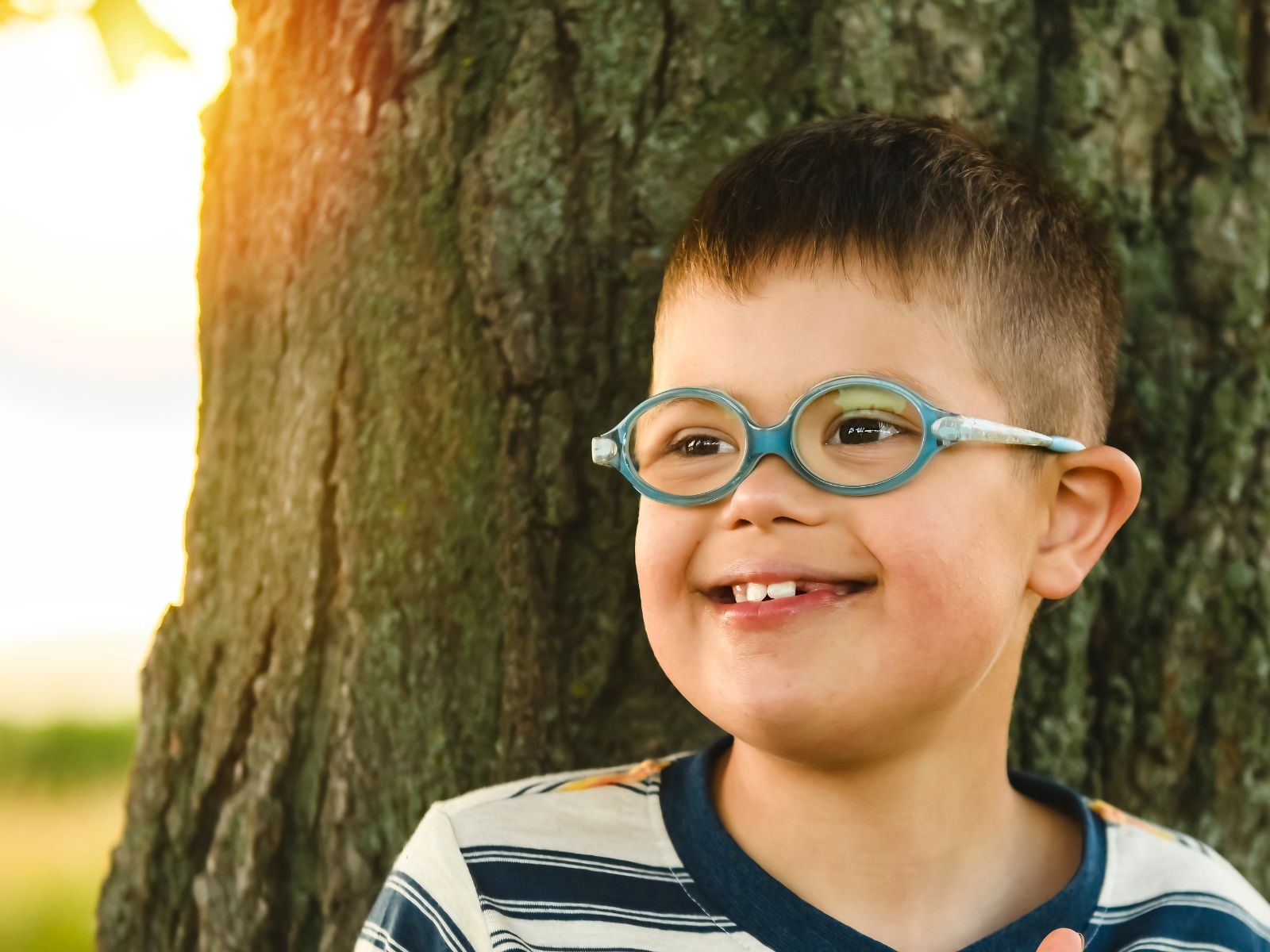 Chłopiec w okularach w czasie zabawy