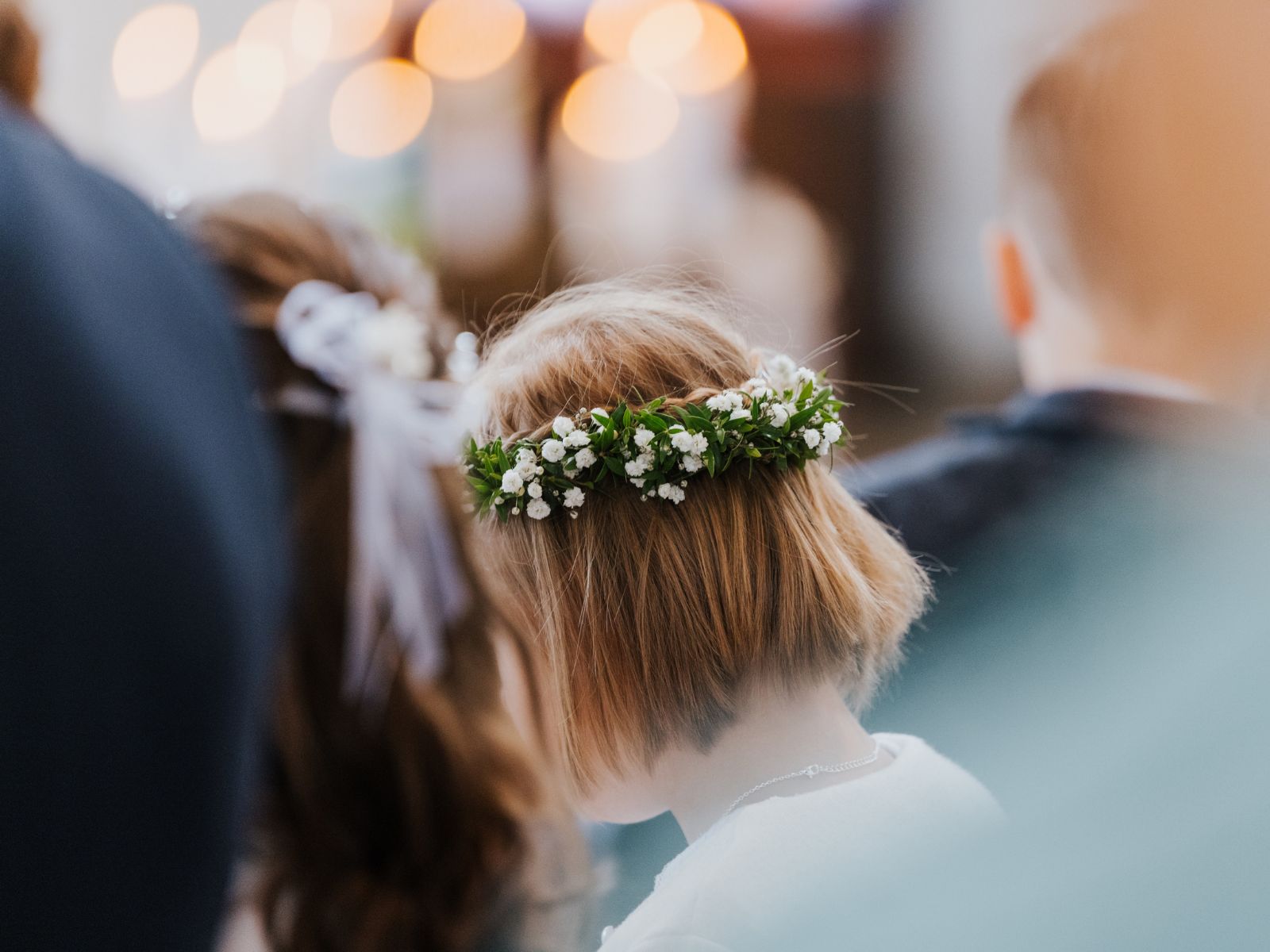 dziewczynka przystępująca do komunii z krótkimi włosami