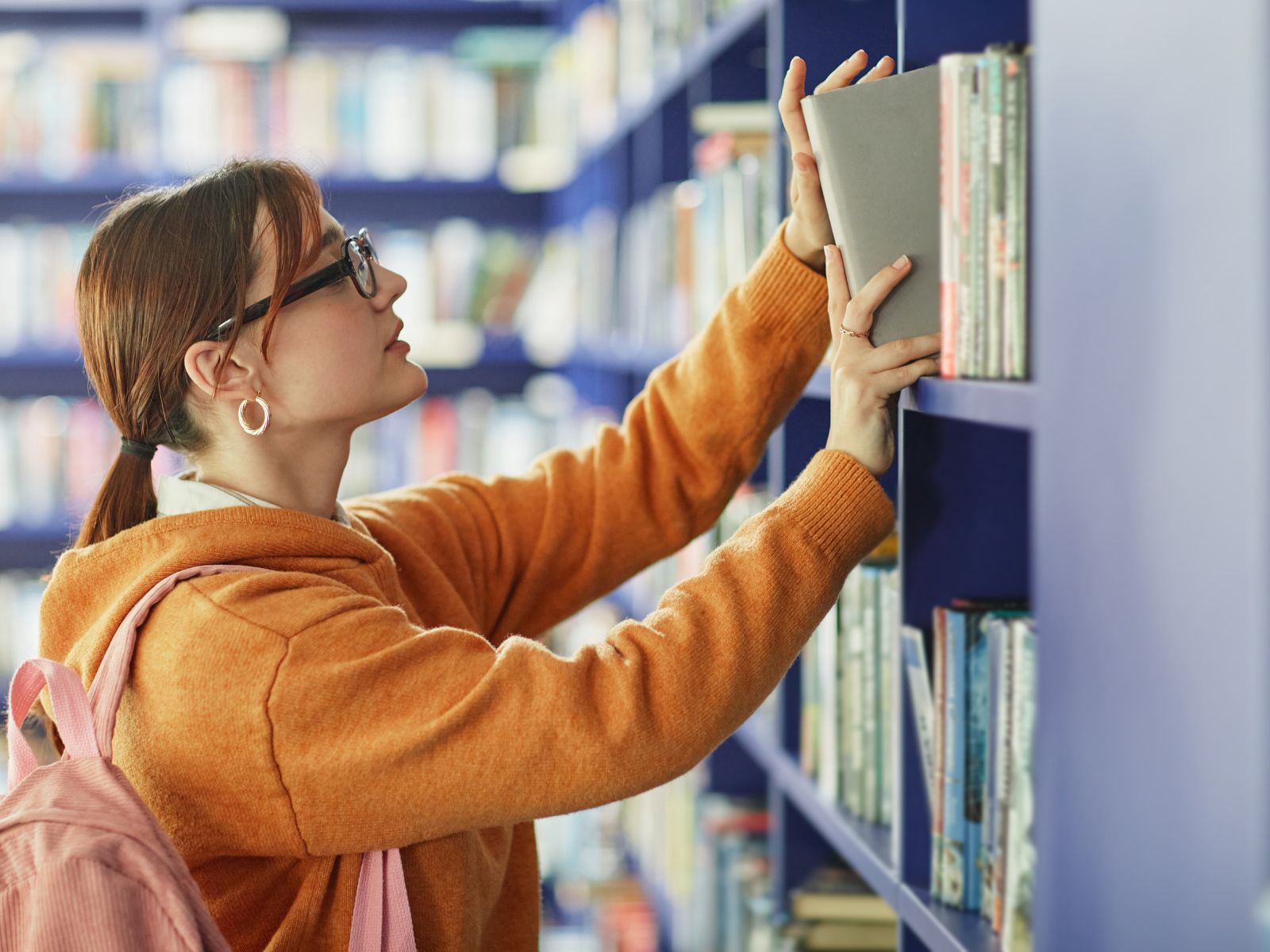 szukanie książki w czytelni lub bibliotece