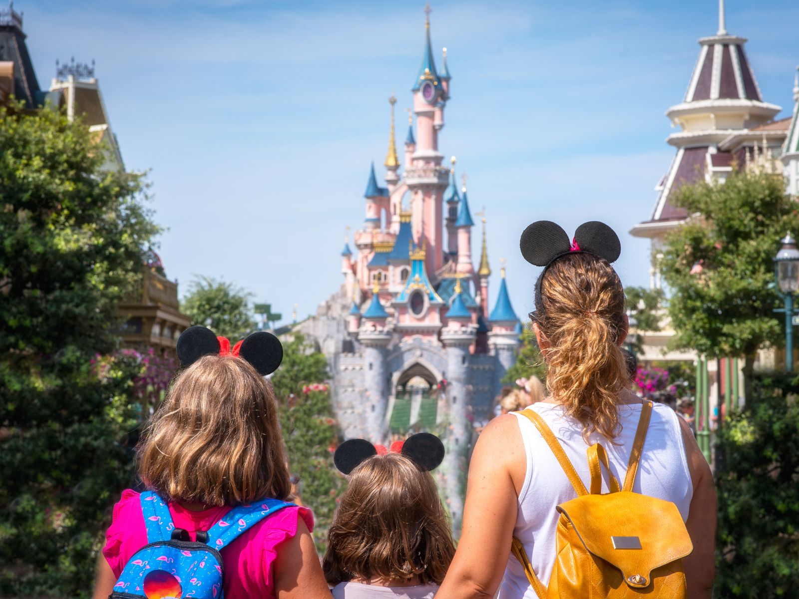 matka z dziećmi w disneylandzie
