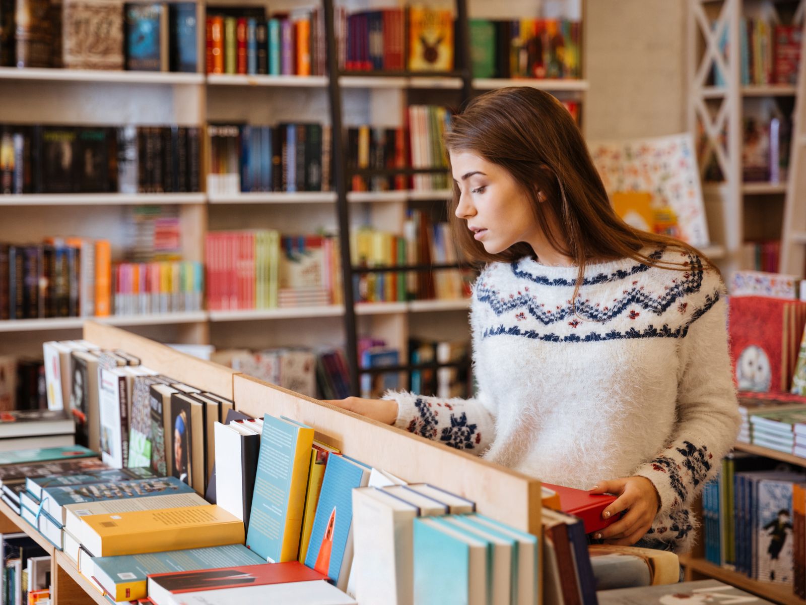 szukanie książki w czytelni lub bibliotece