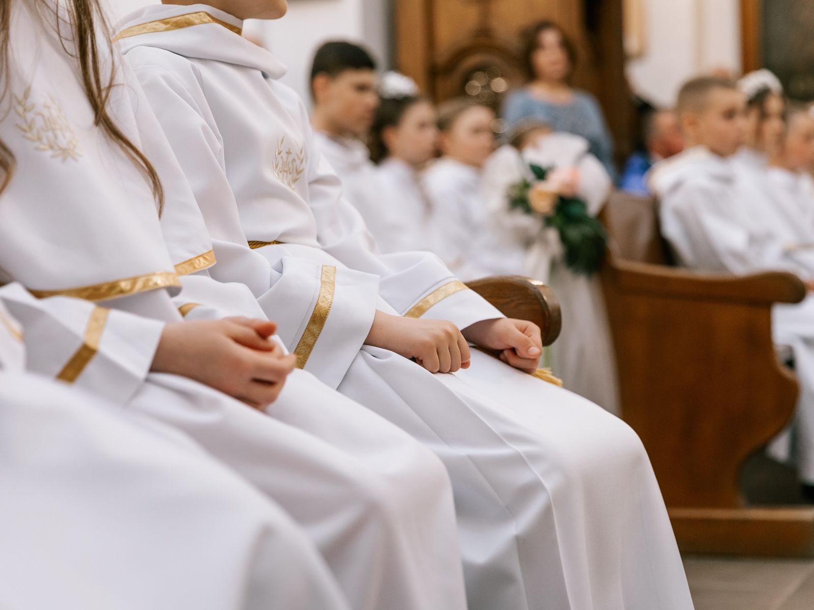 dzieci przystępujące do pierwszej komunii