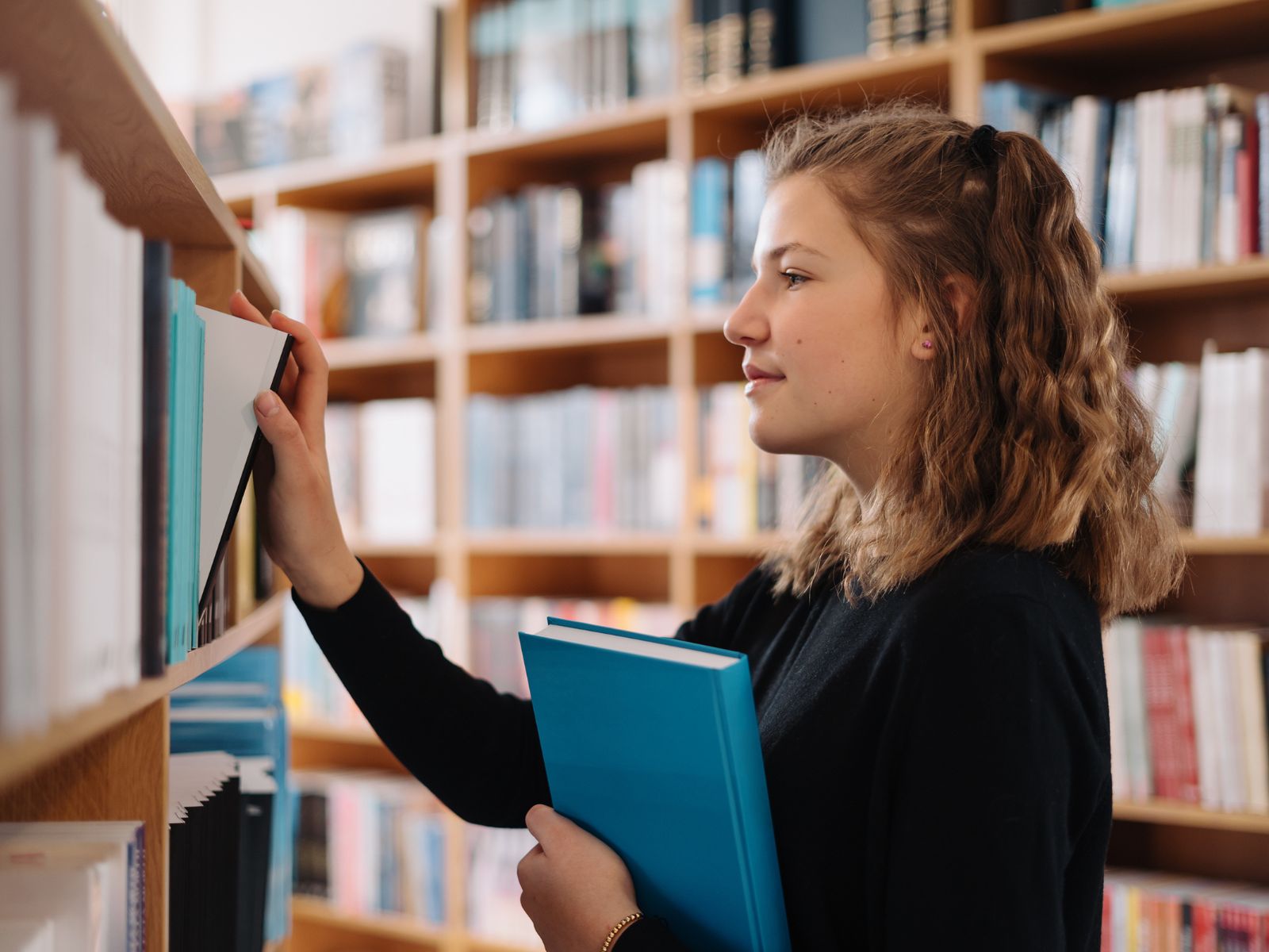 szukanie książki w czytelni lub bibliotece