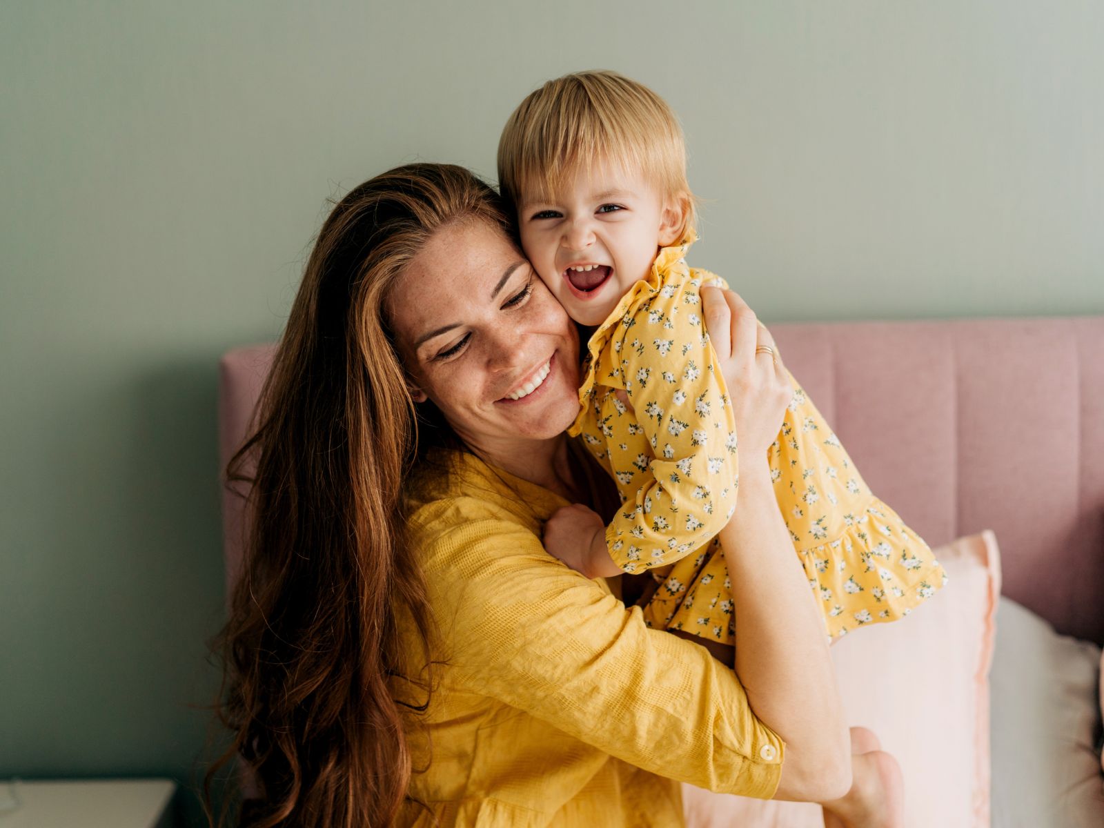 uśmiechnięta mama z córką w wieku żłobkowym