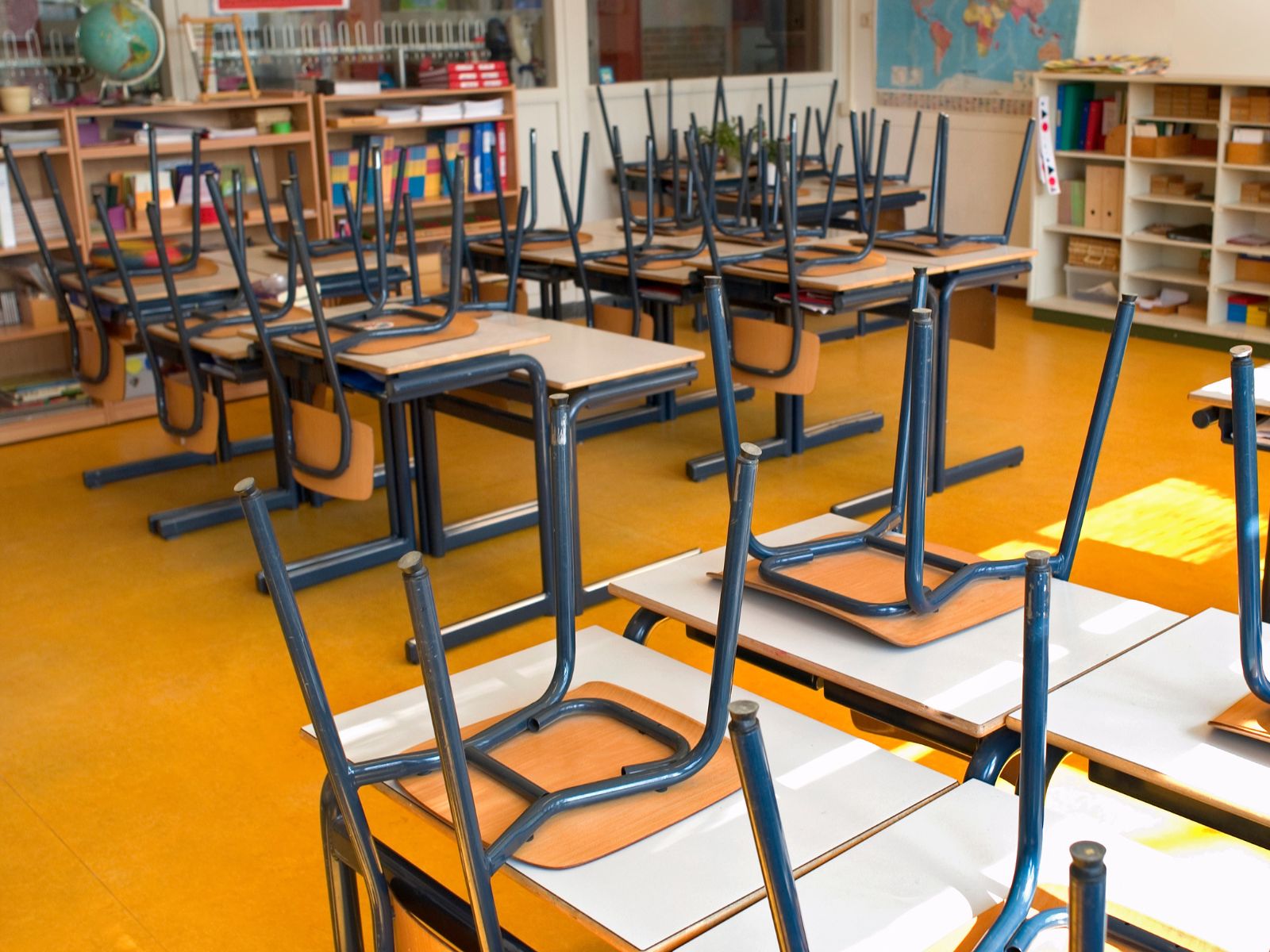 pusta klasa w szkole podczas wakacji