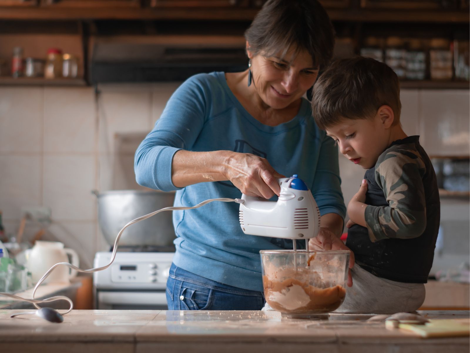 babcia przygotowuje z wnukiem deser z PRL