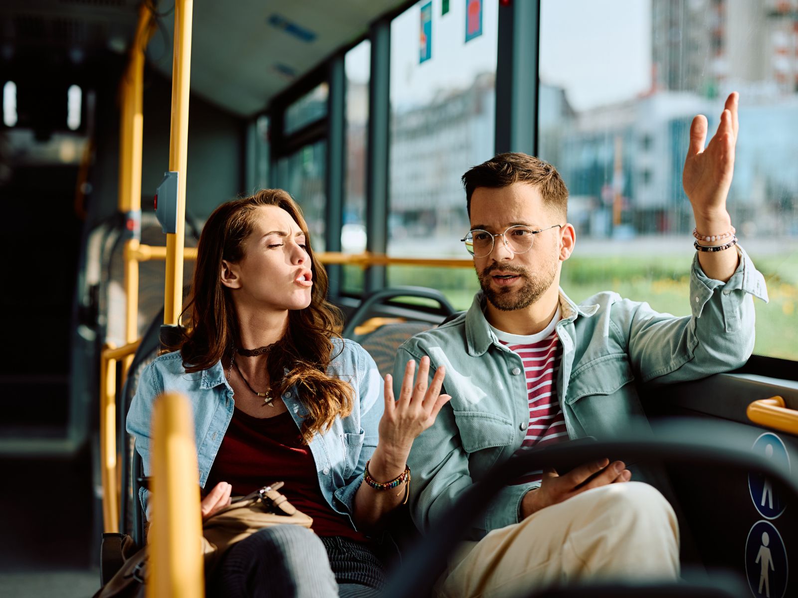 kobieta i mężczyzna w autobusie