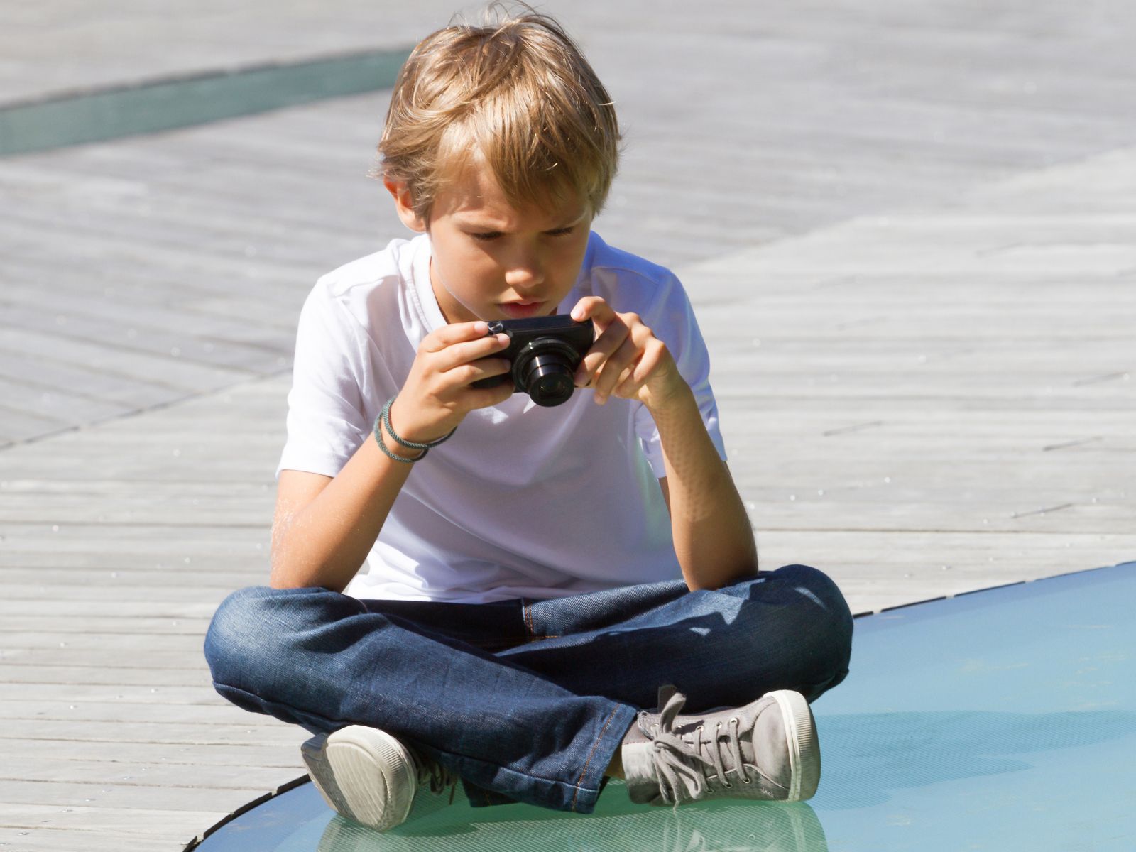 chłopiec w czasie zabawy, hobby fotografia