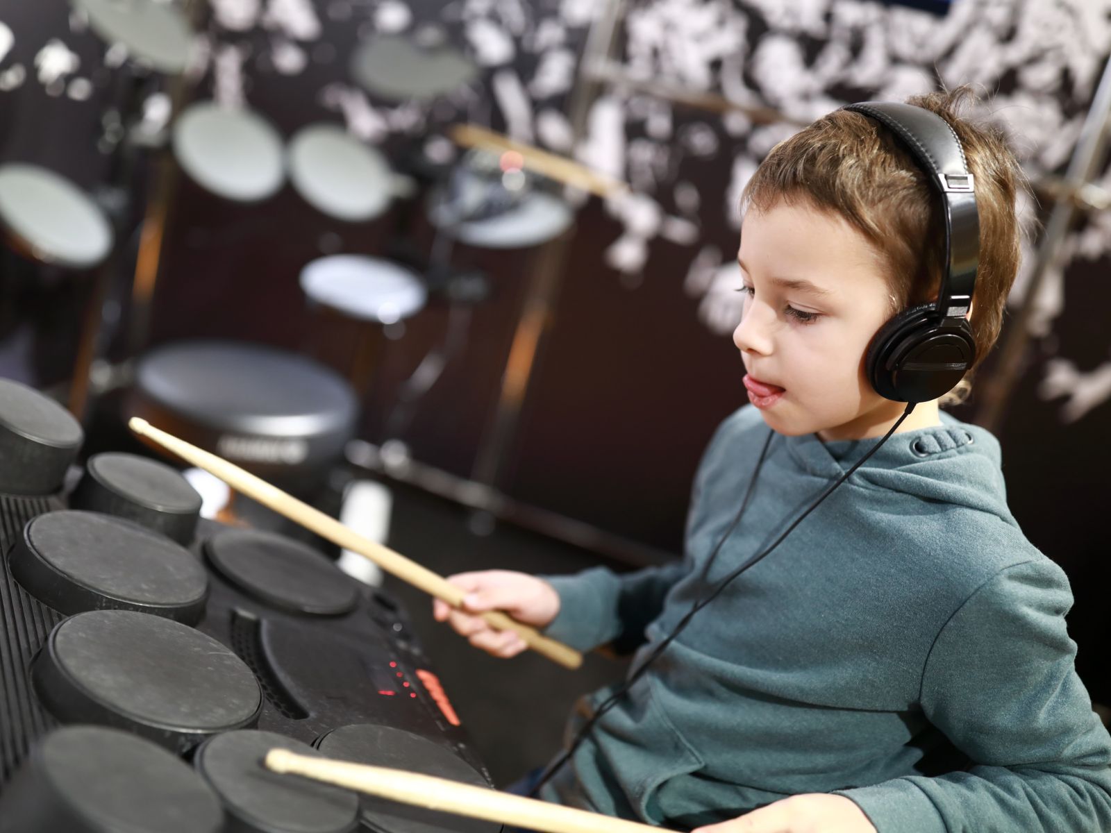 chłopiec w czasie gry na instrumentach