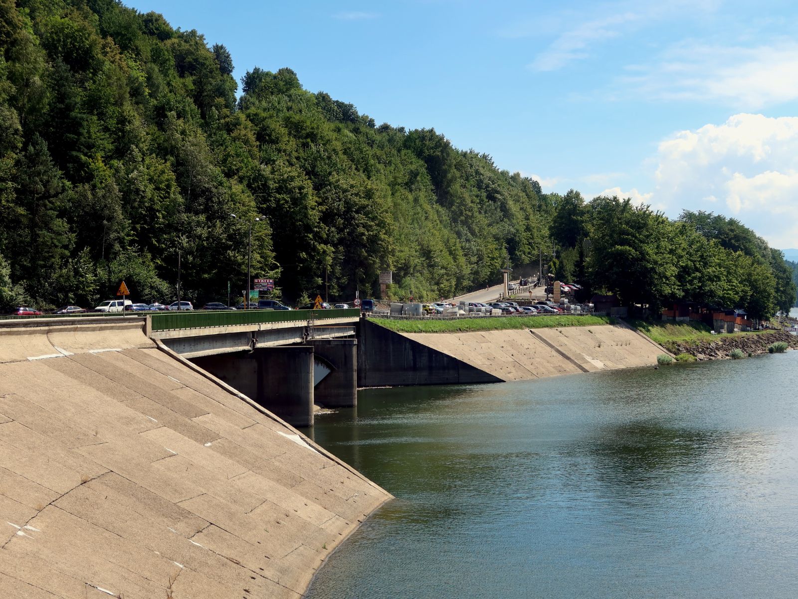 zapora na rzece