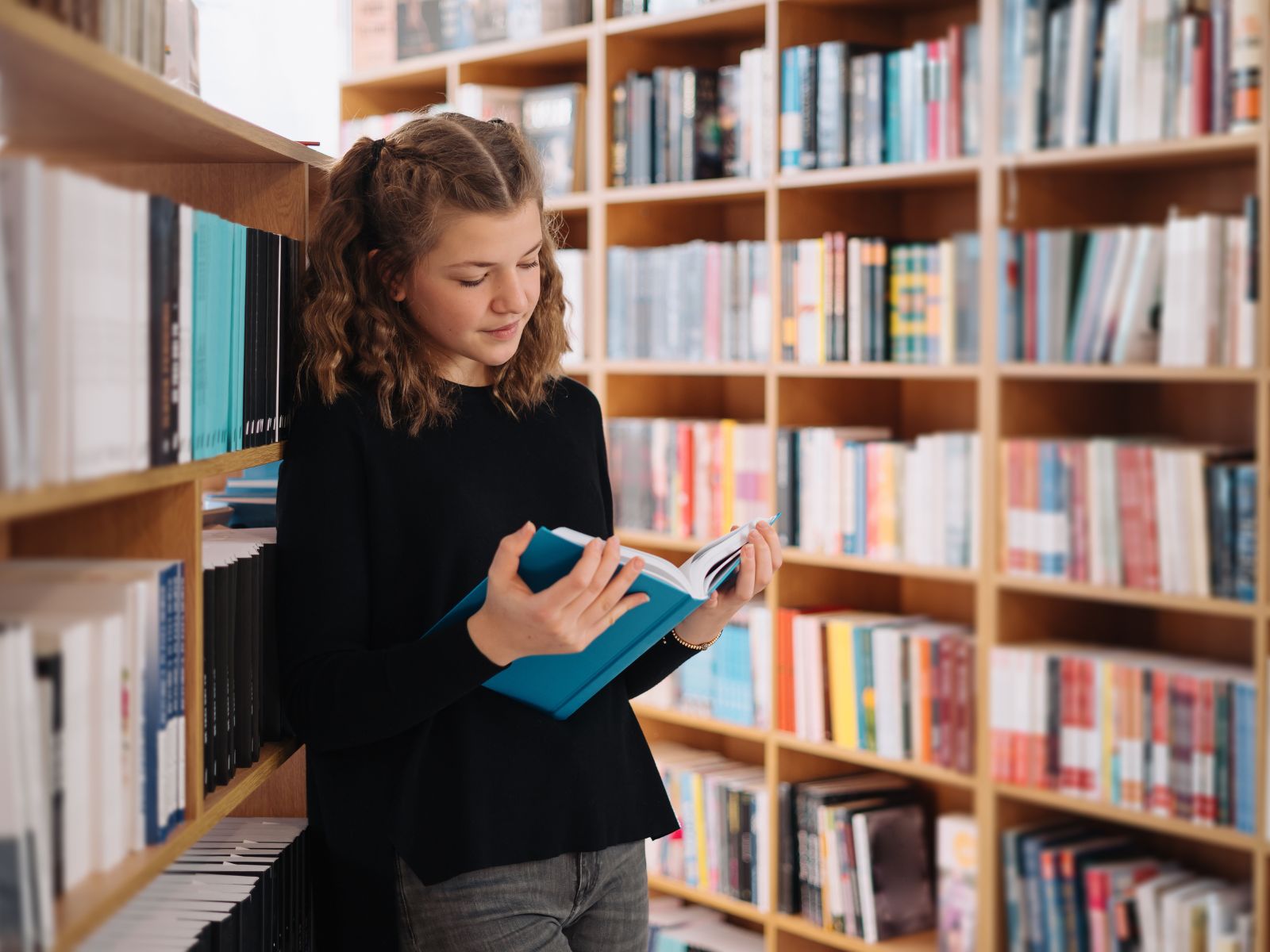 czytanie książki w bibliotece
