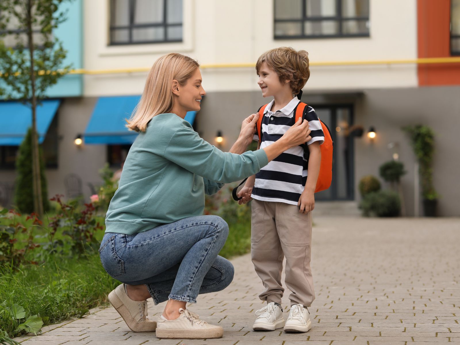 mama z synem w wieku szkolnym