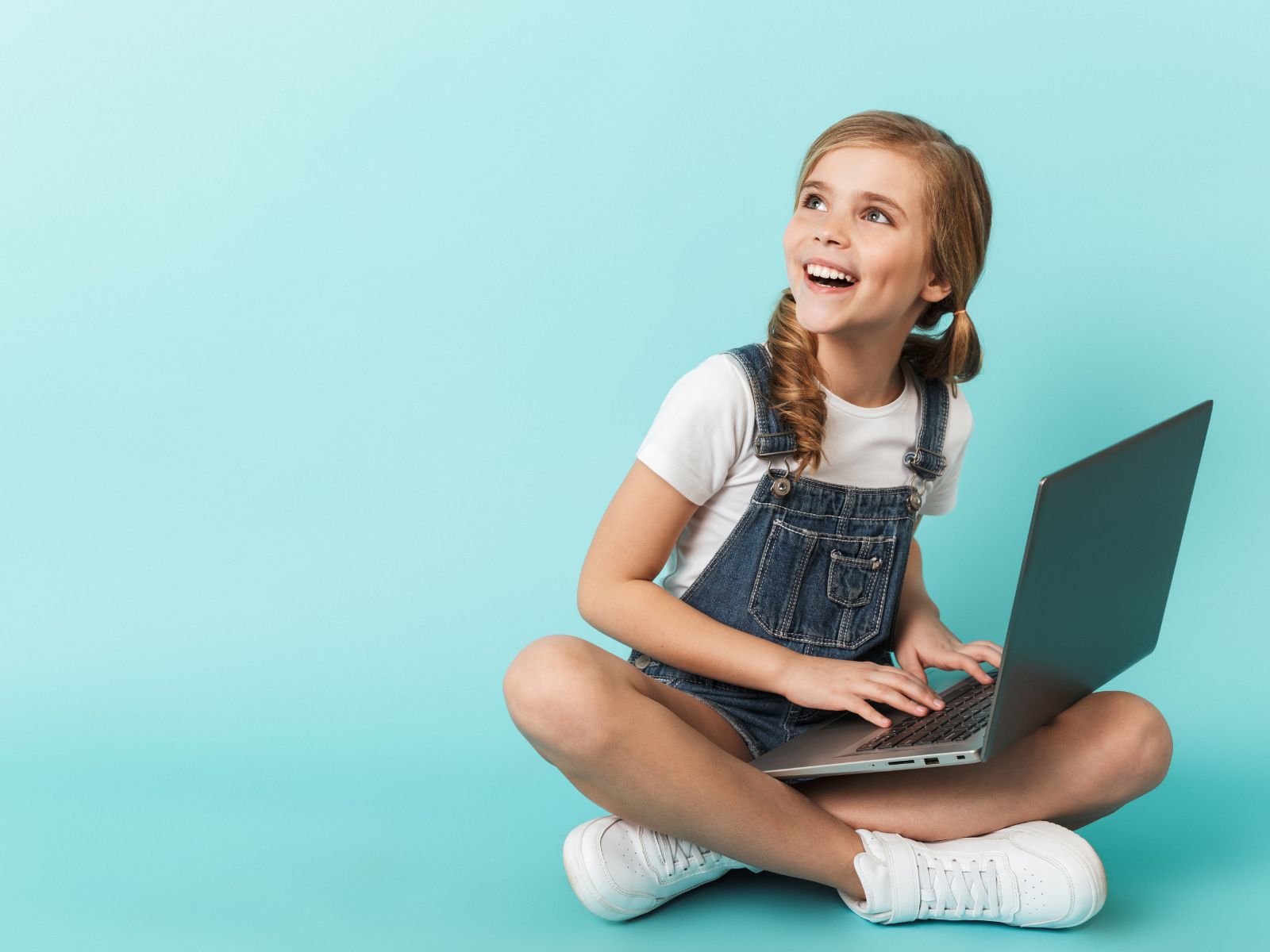 pisanie na laptopie
