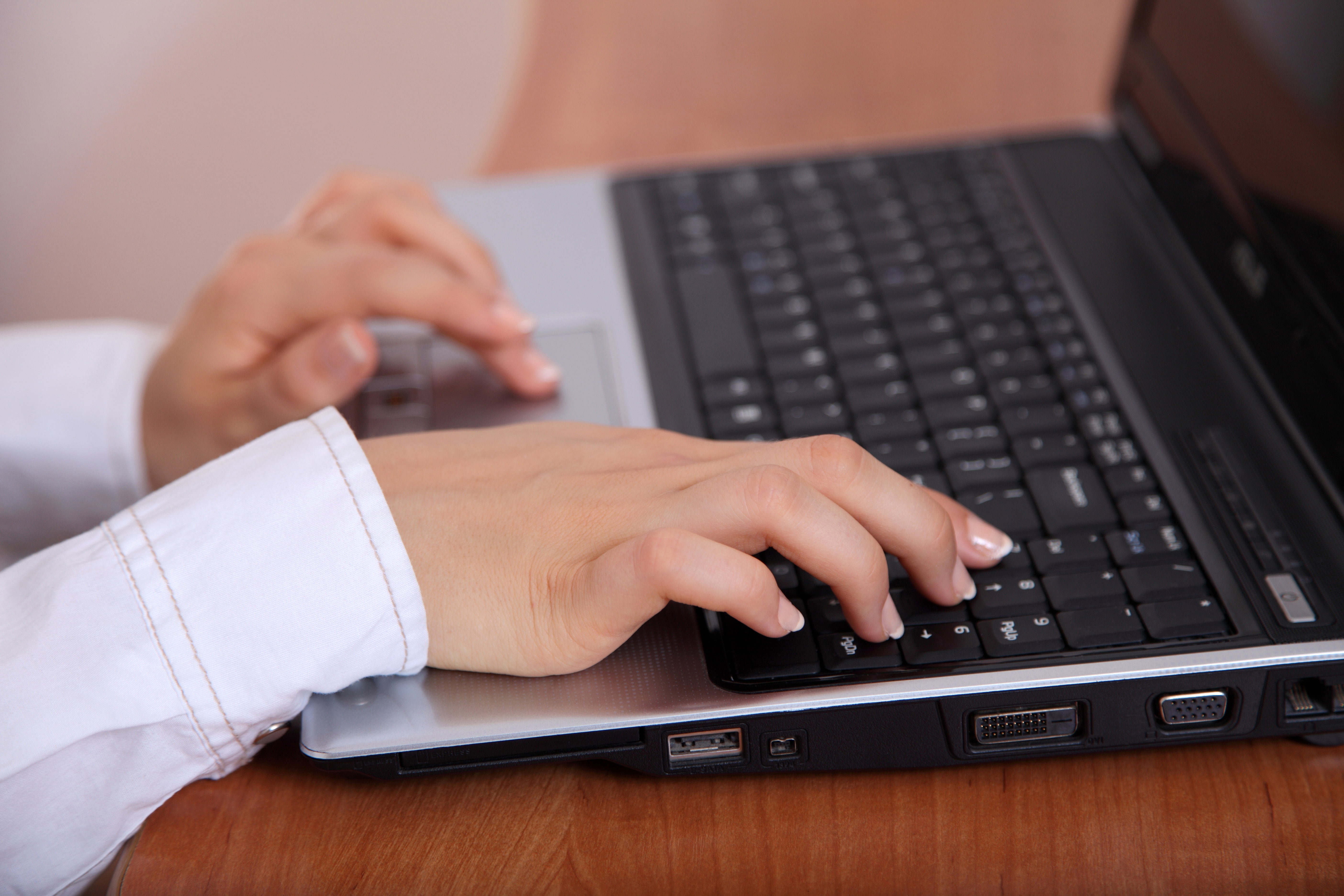 Piękne dłonie na klawiaturze laptopa