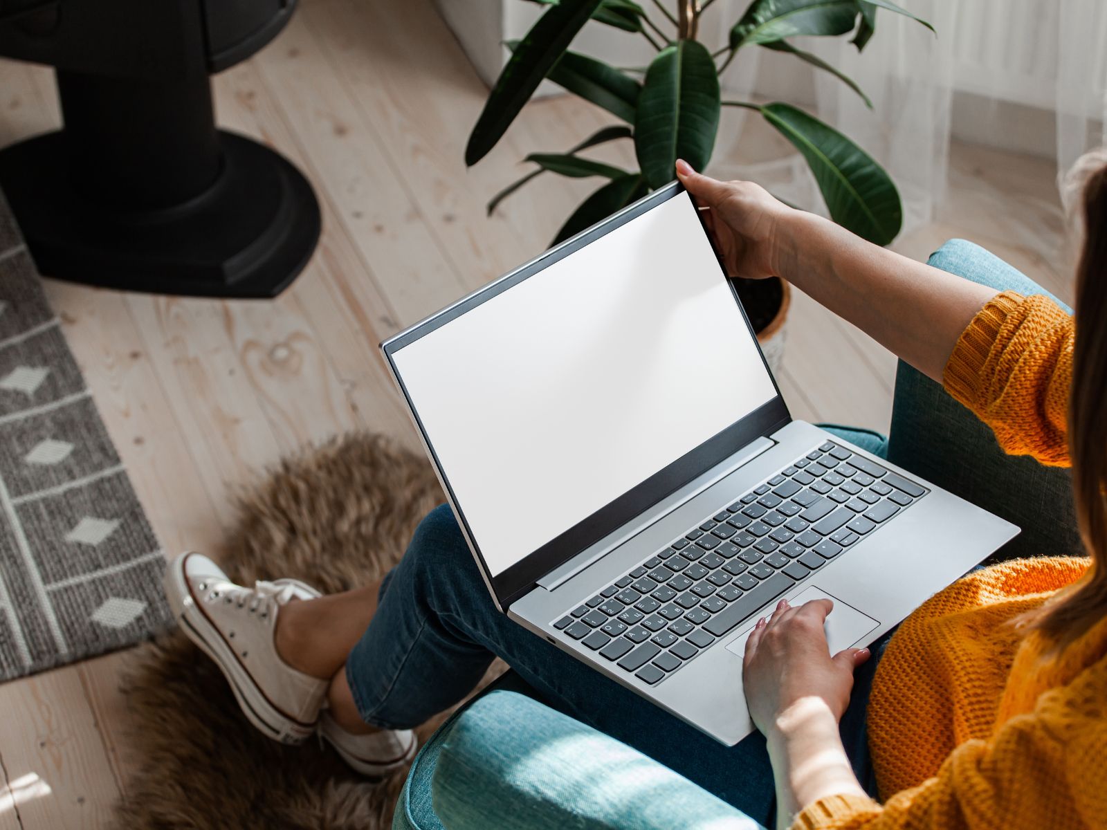 pisanie na laptopie opowiadania z puentę