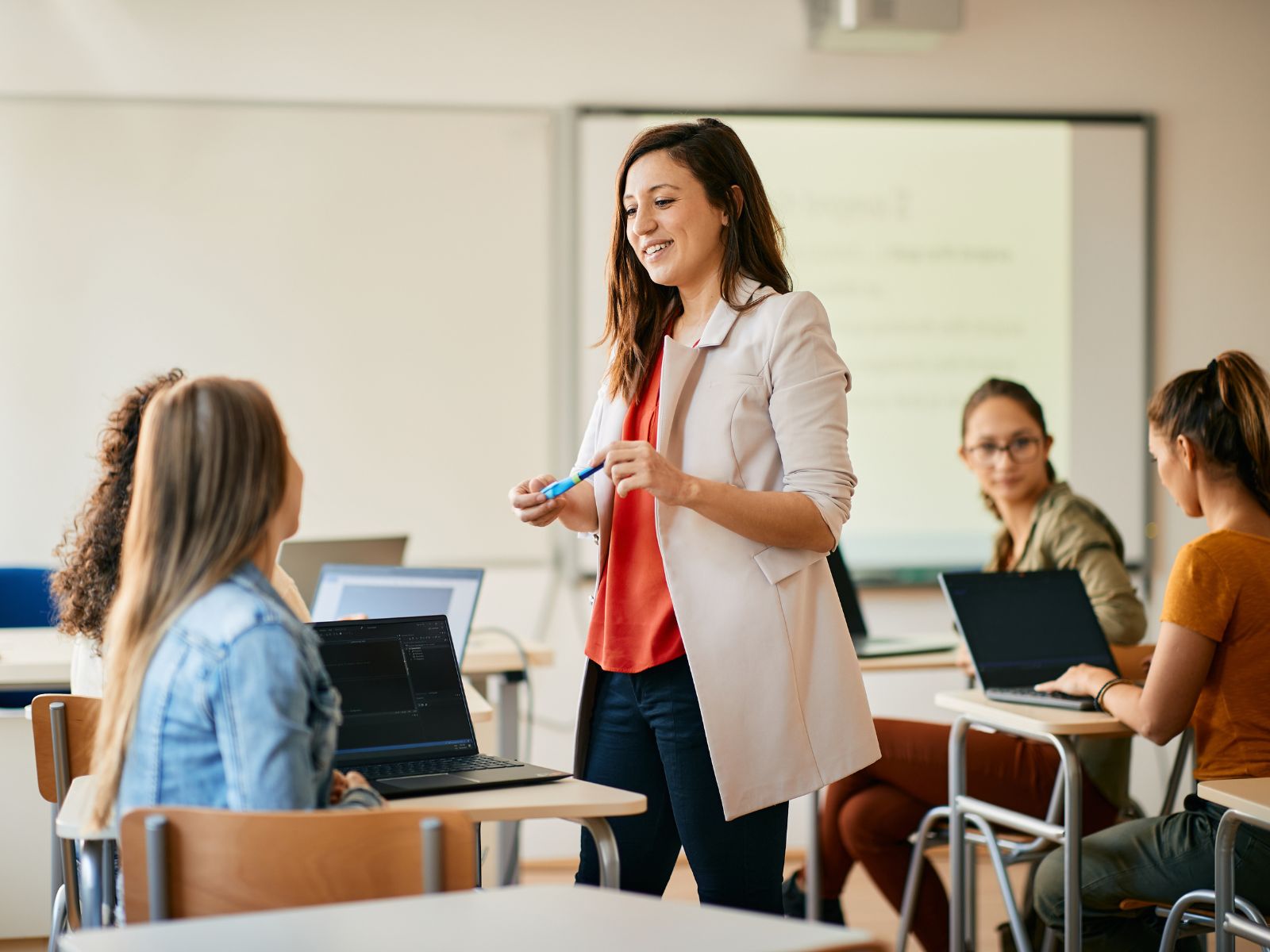 młodzież w klasie, powtórka materiału edukacyjnego