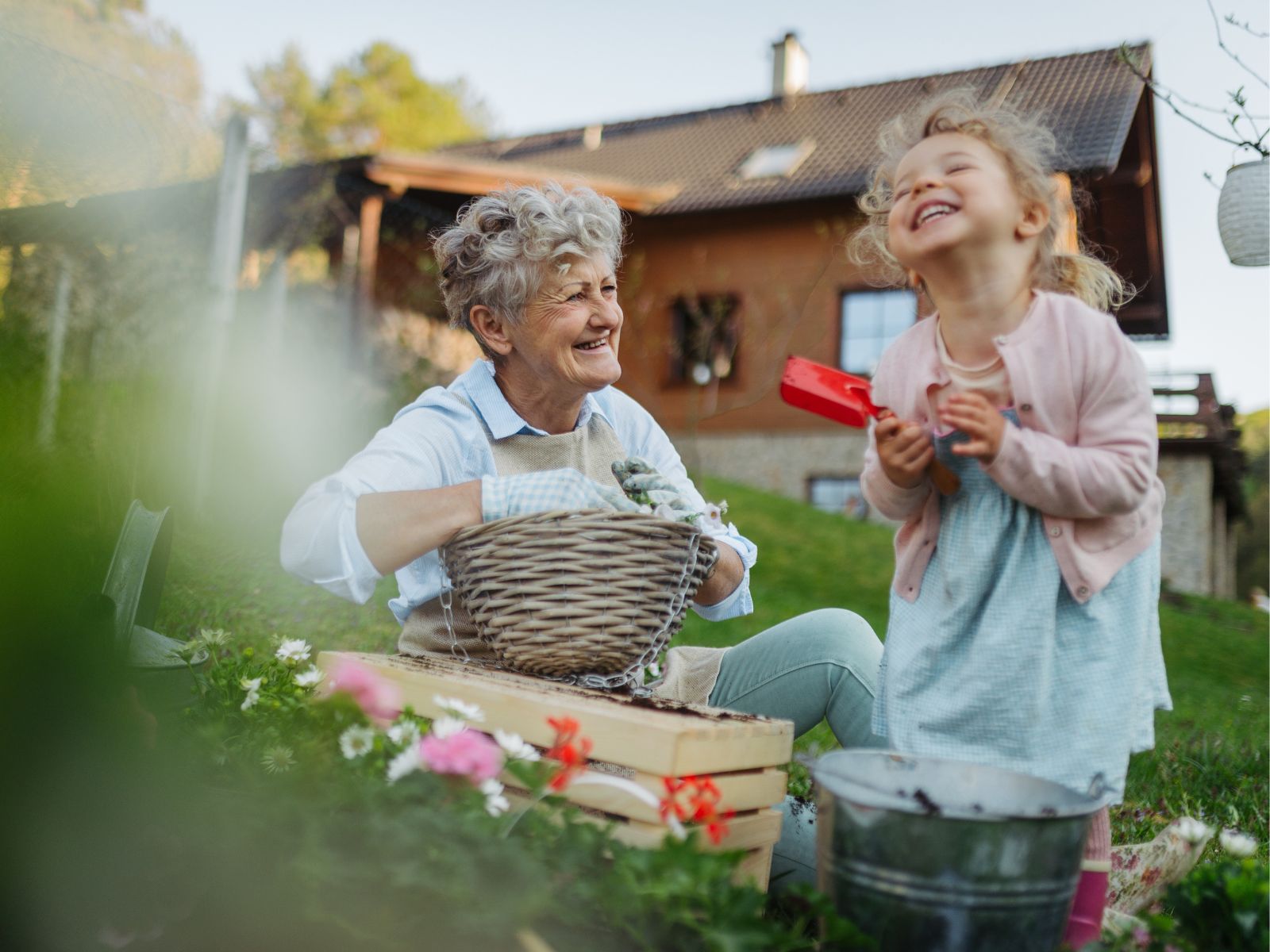 babcia z wnuczką w ogrodzie