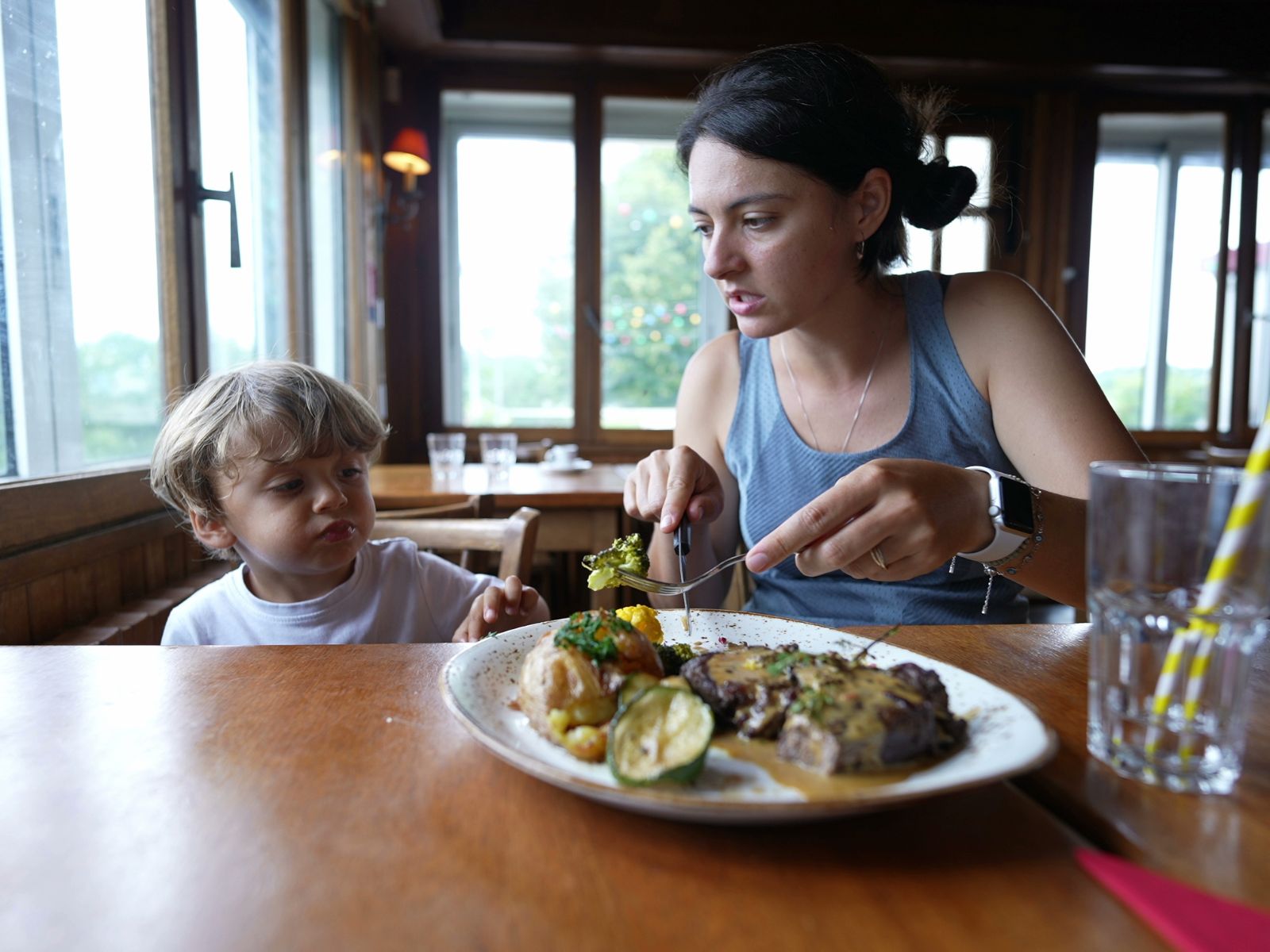 mama z dzieckiem w restauracji