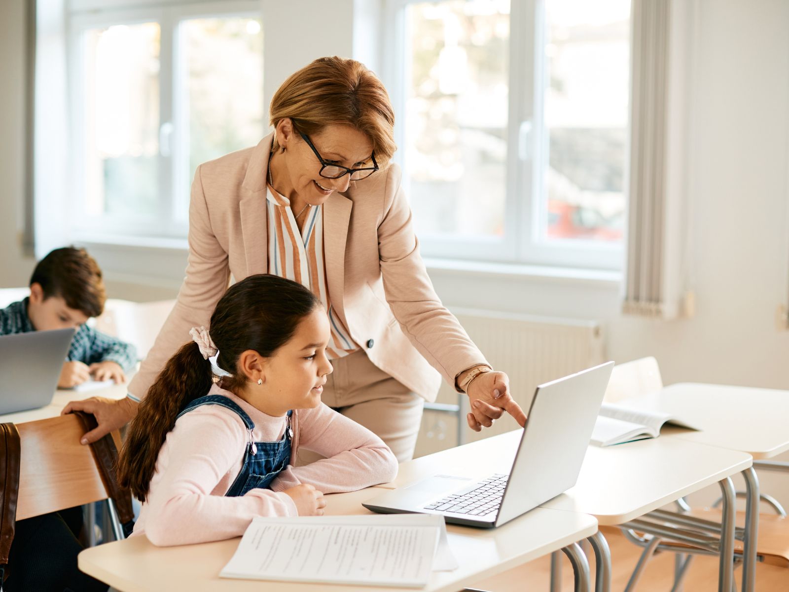 młodzież w klasie, powtórka materiału edukacyjnego