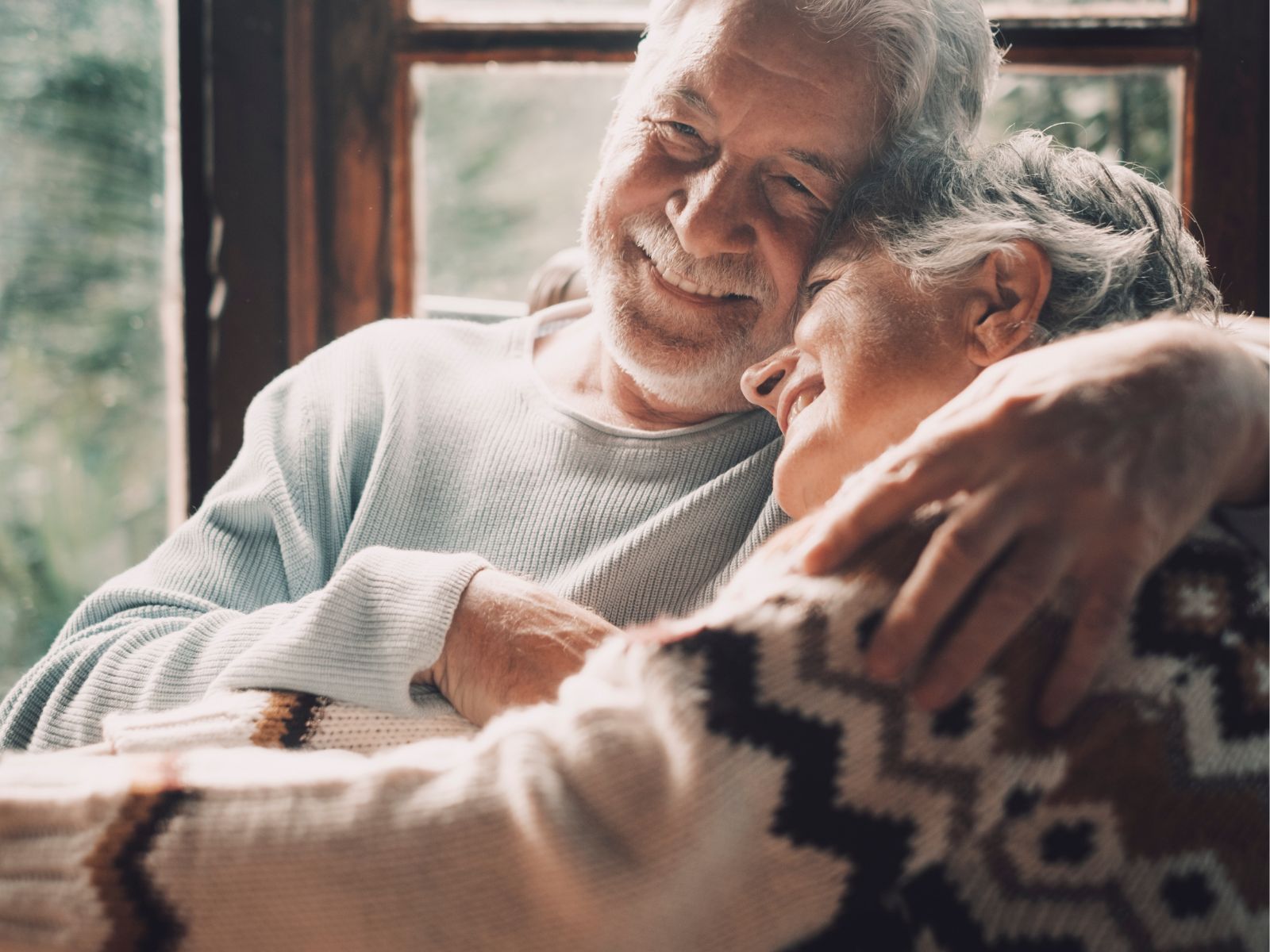 uśmiechnięta para seniorów
