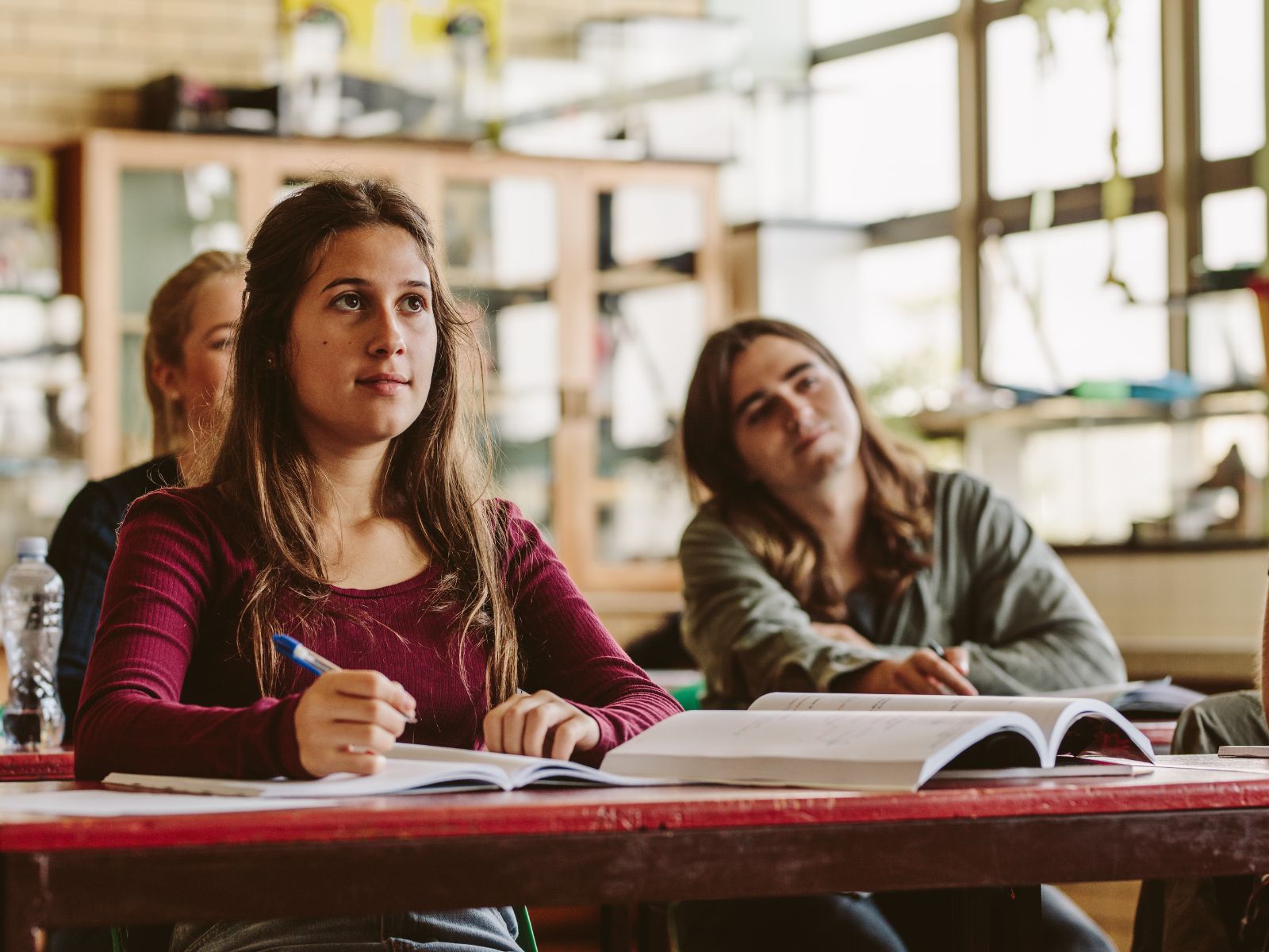 młodzież w klasie, powtórka materiału edukacyjnego