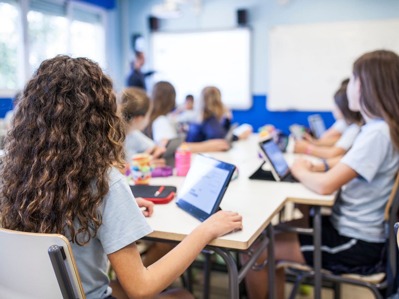 młodzież w klasie, powtórka materiału edukacyjnego