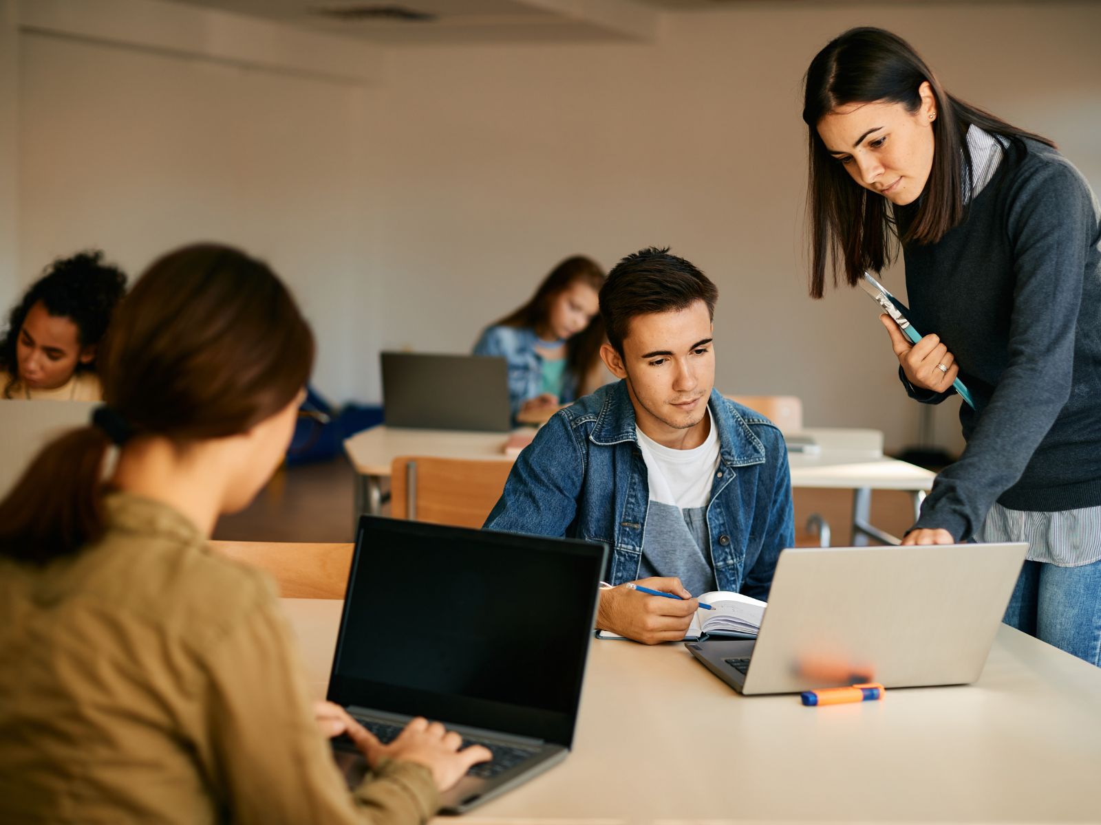 młodzież w klasie, powtórka materiału edukacyjnego