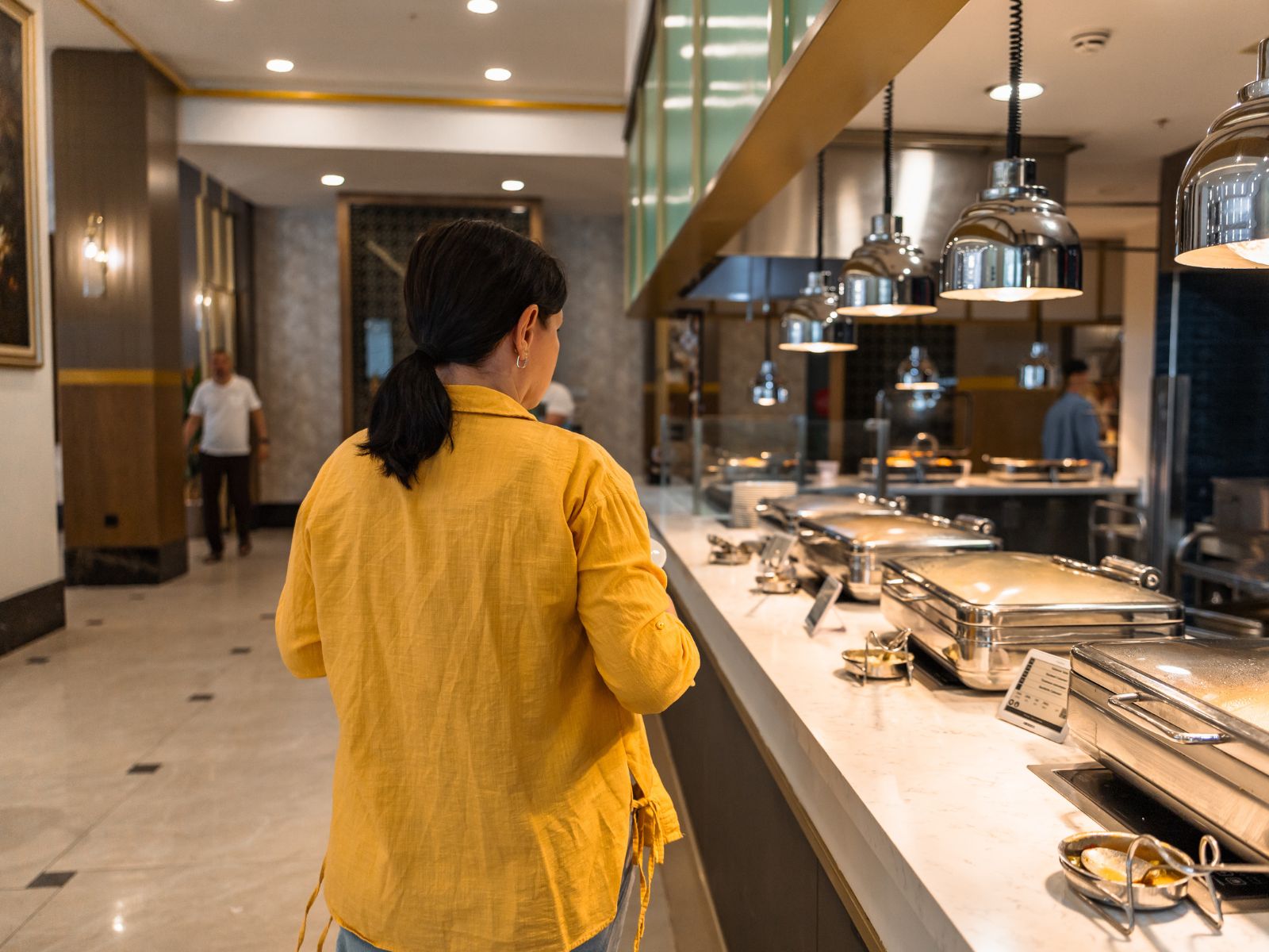 kobieta w restauracji w hotelu