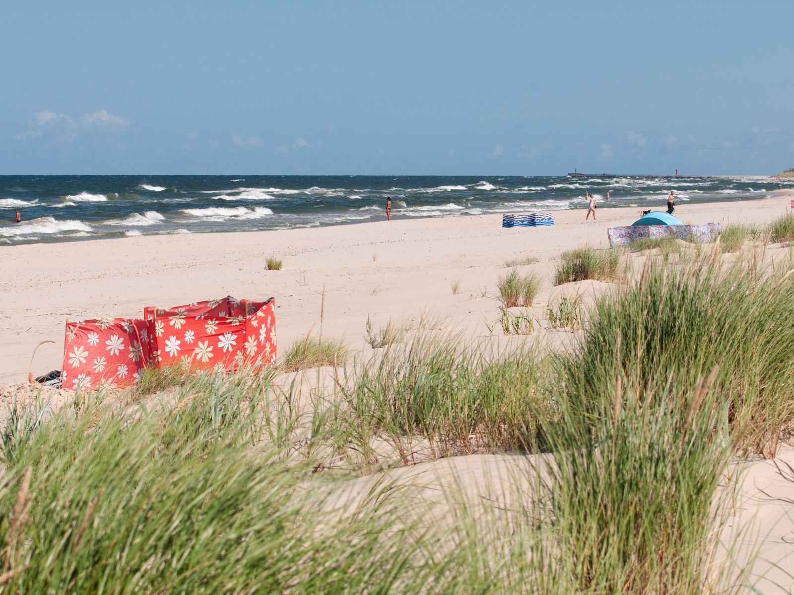 smutny widok na plaży w Łebie