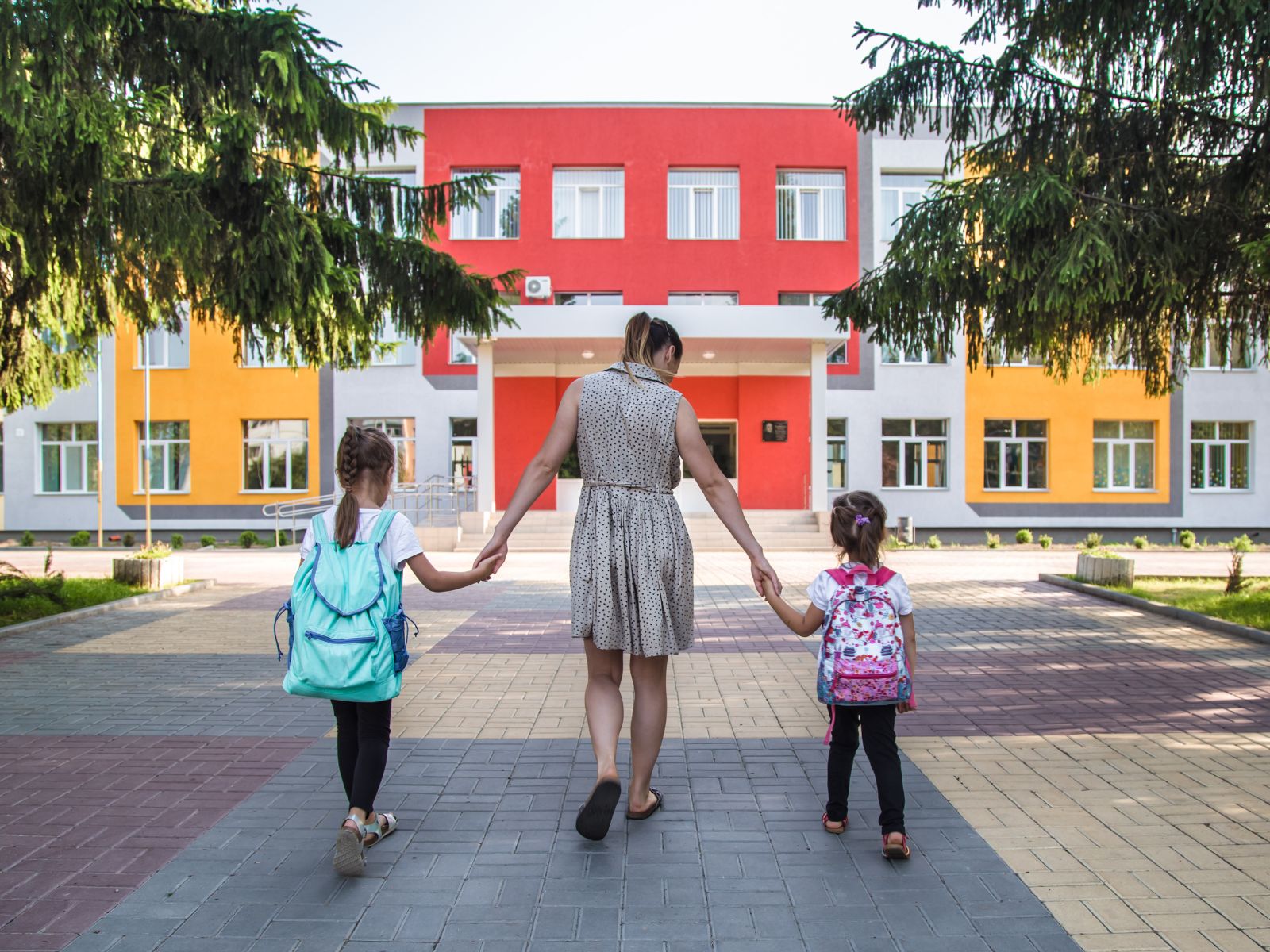 mama prowadzi dzieci do szkoły