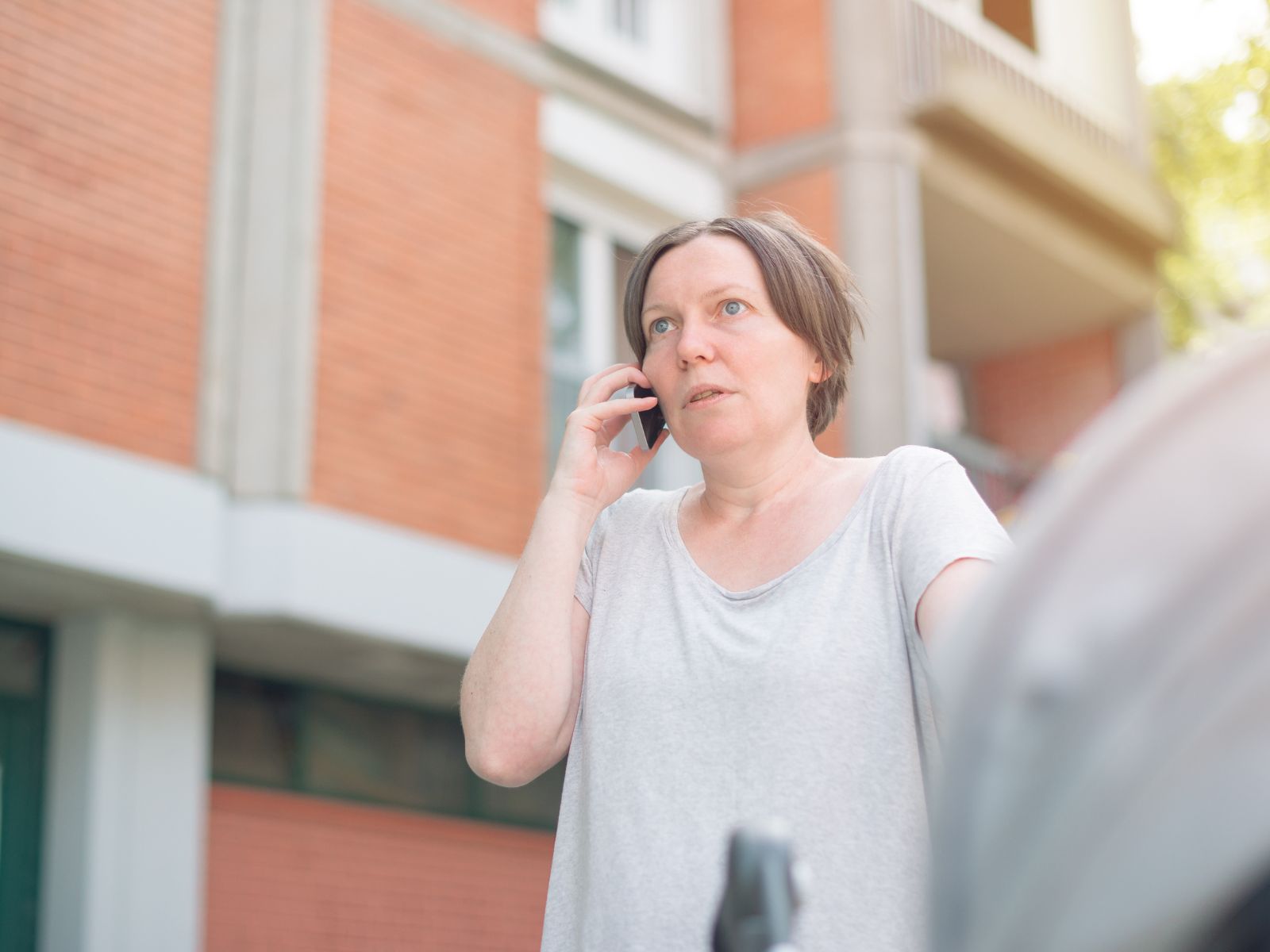 matka rozmawiająca przez telefon