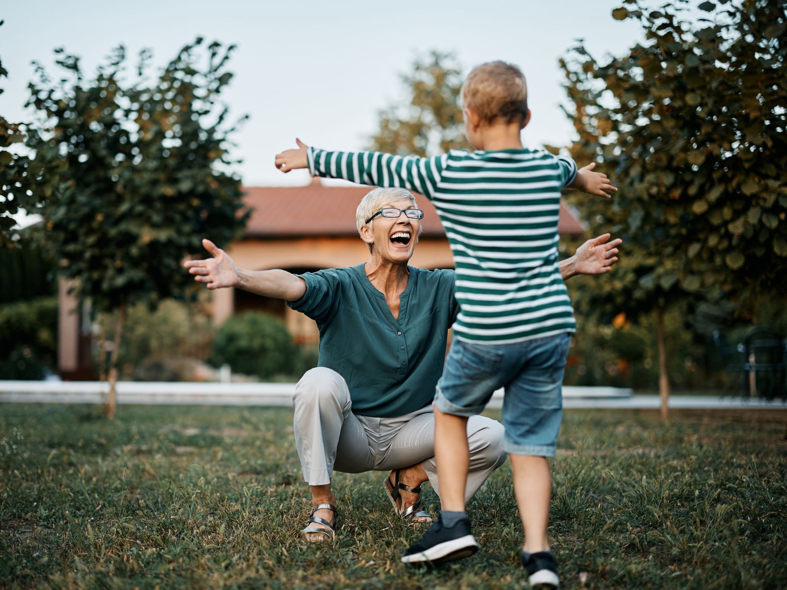 babcia z wnukiem w wakacje