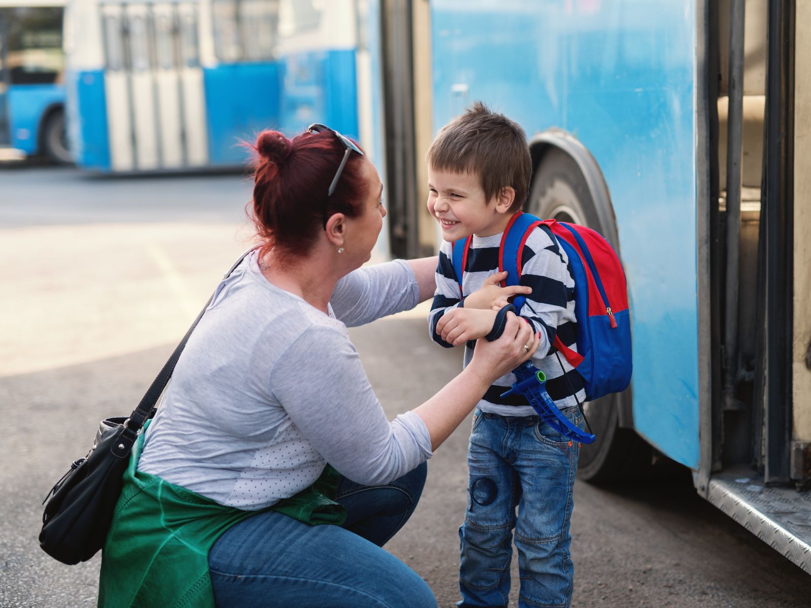 mama z synem przy autobusie