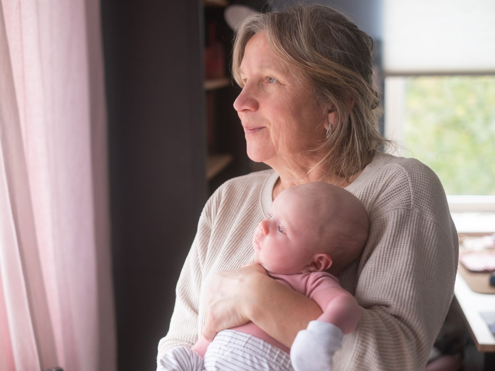 babcia z niemowlęciem na rękach