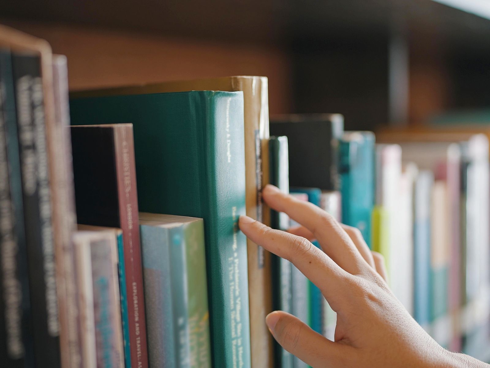 szukanie książki w czytelni lub bibliotece
