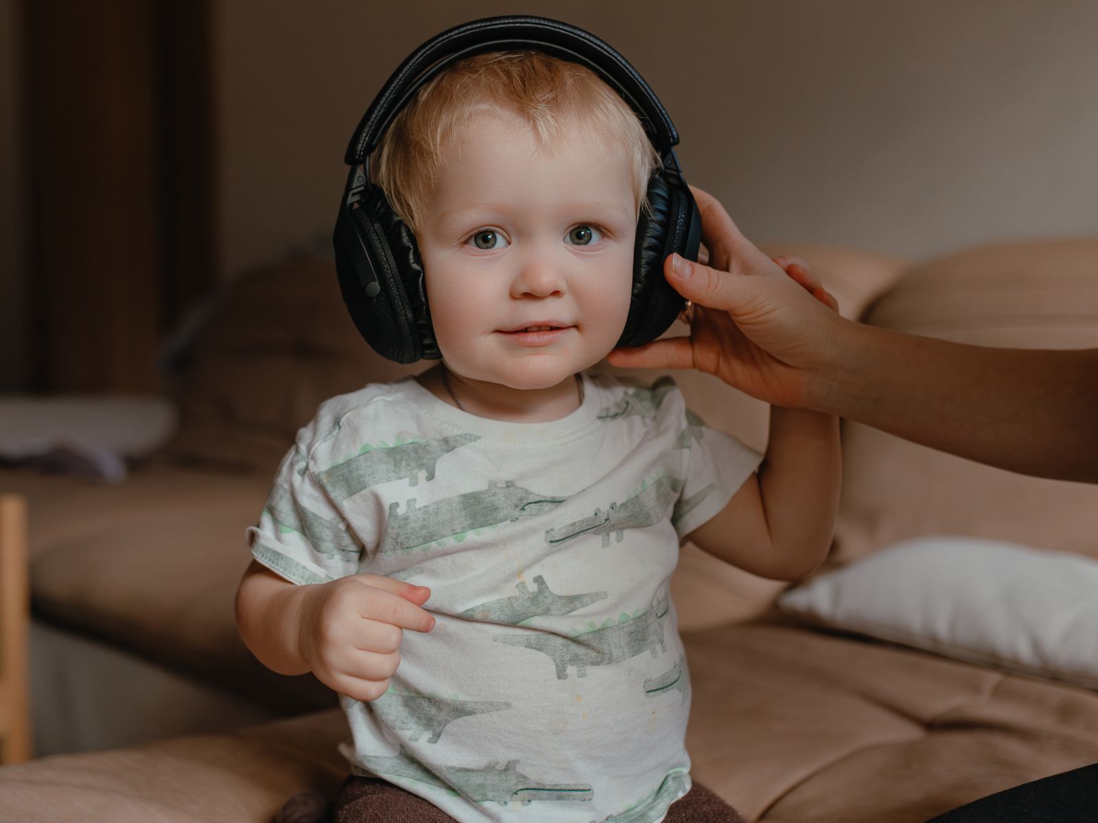 dziecko słucha audiobooka