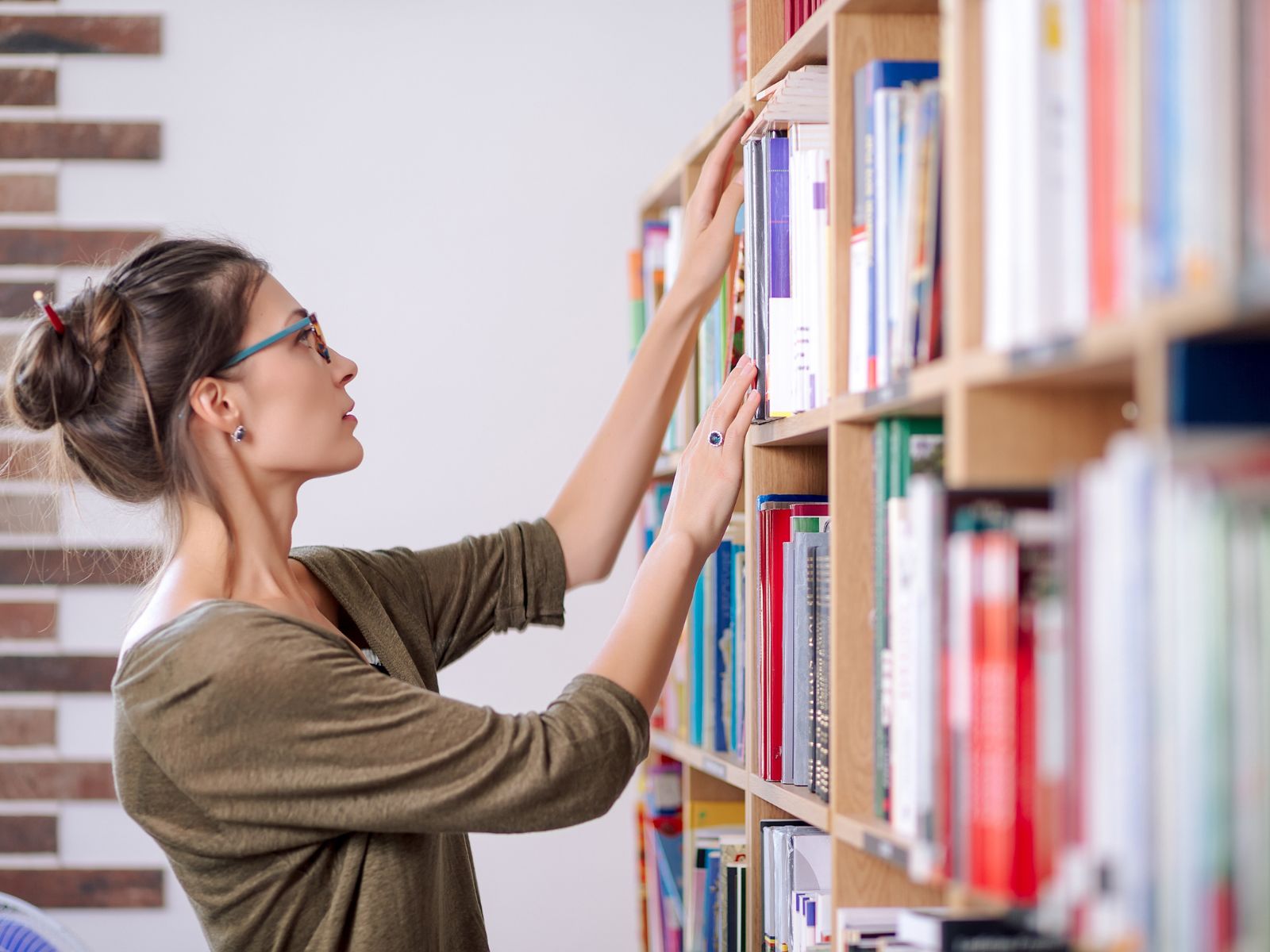 szukanie książki w czytelni lub bibliotece