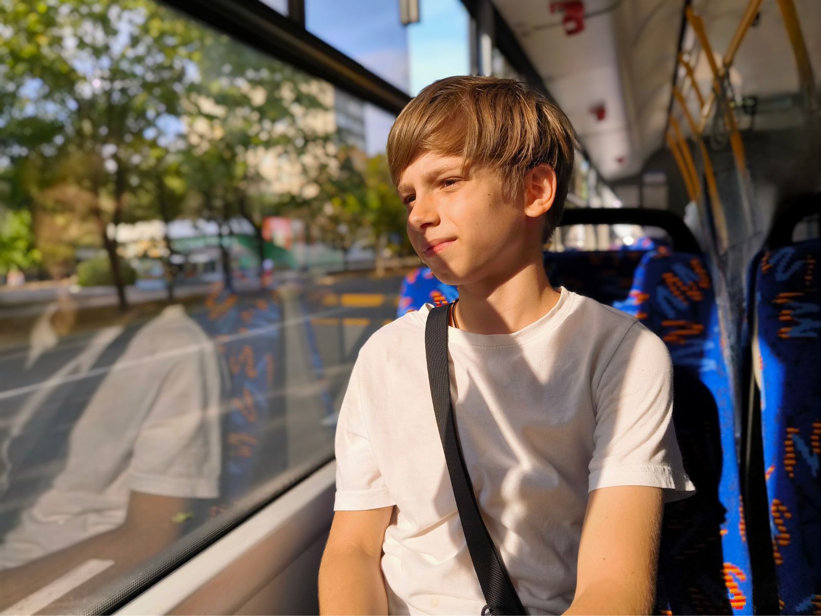 chłopak w autobusie