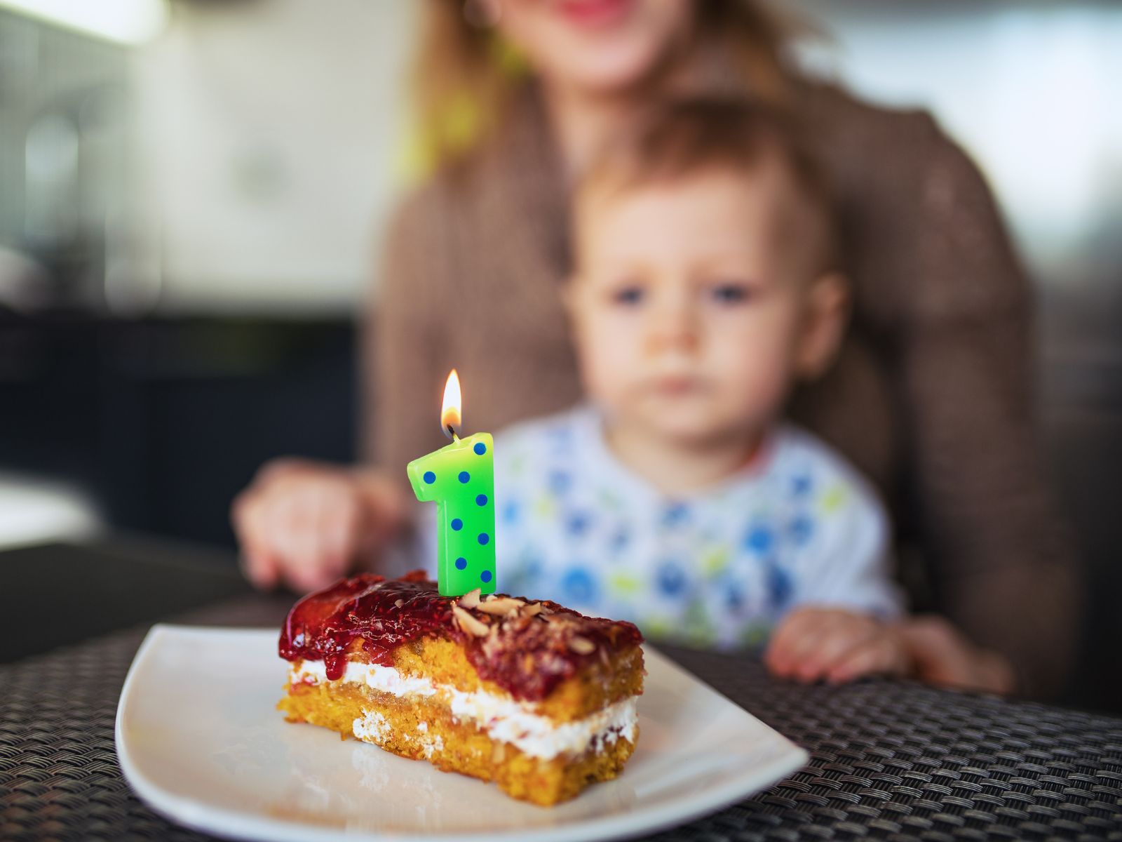 mama z synem podczas 1 urodzin