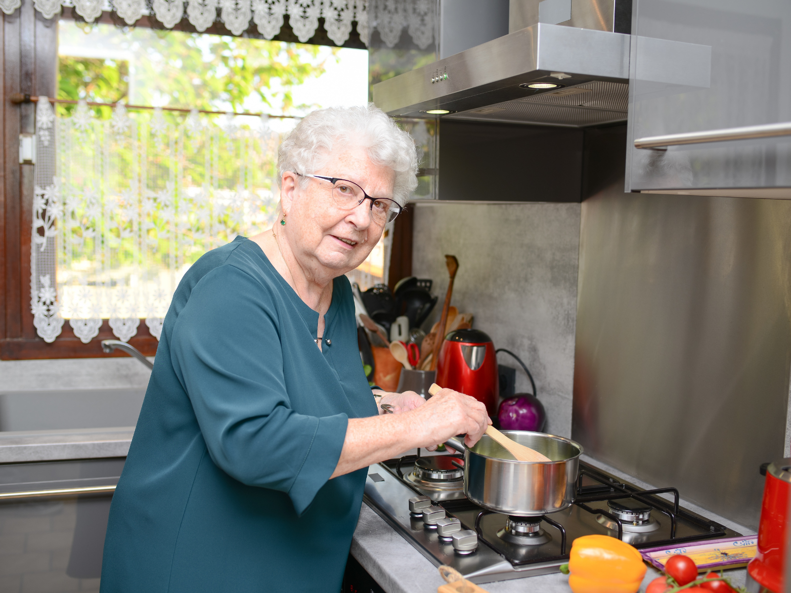 babcia w kuchni