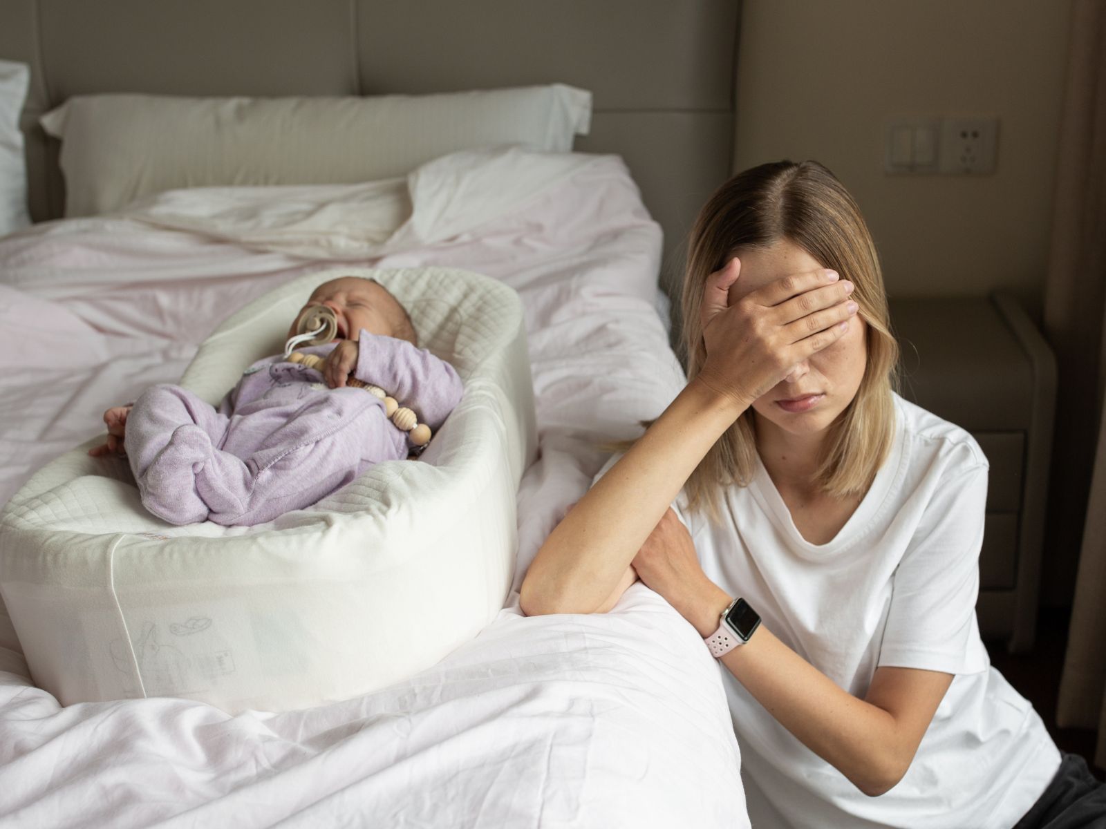 zmęczona mama z noworodkiem
