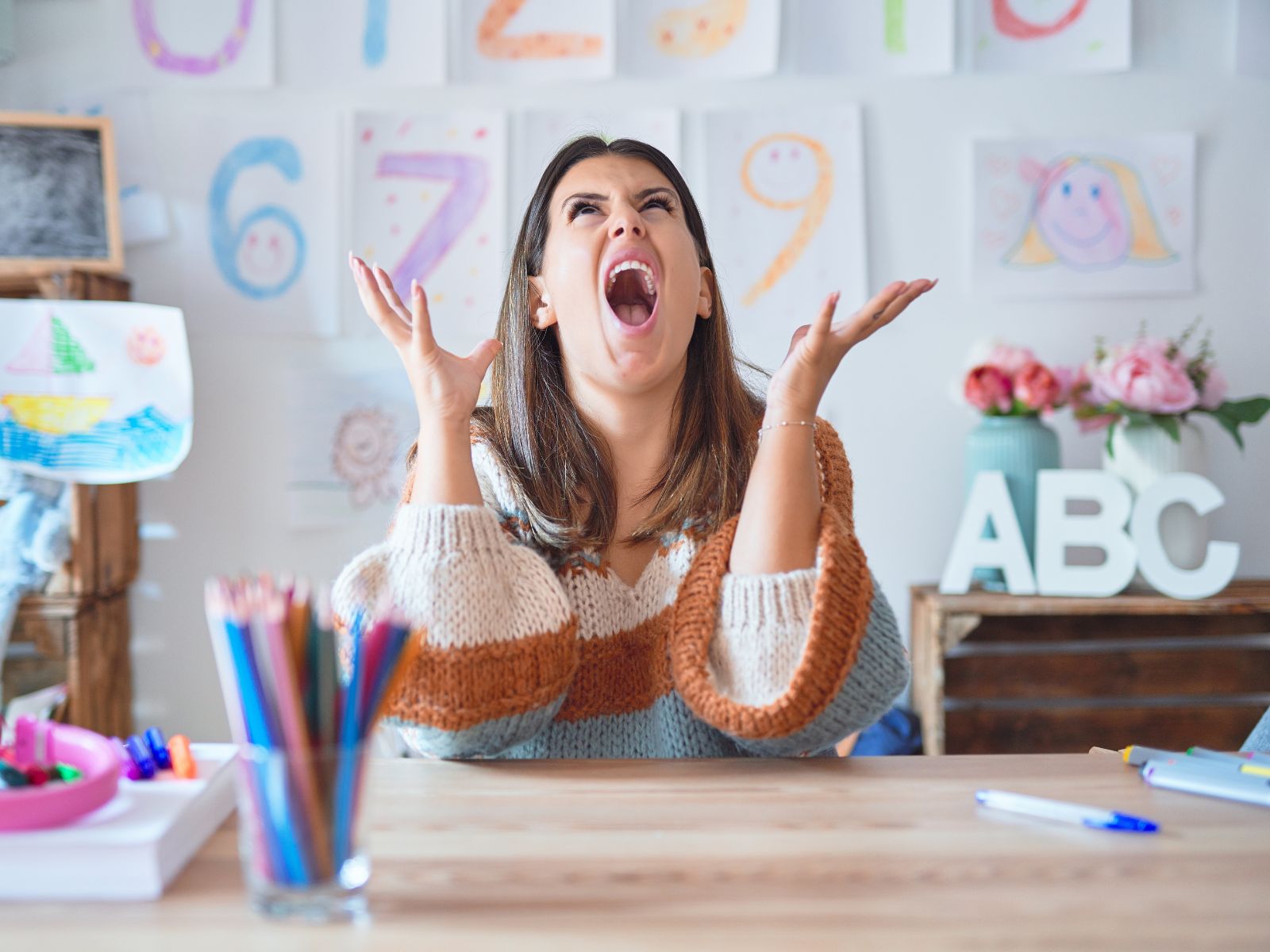 rozzłoszczona nauczycielka