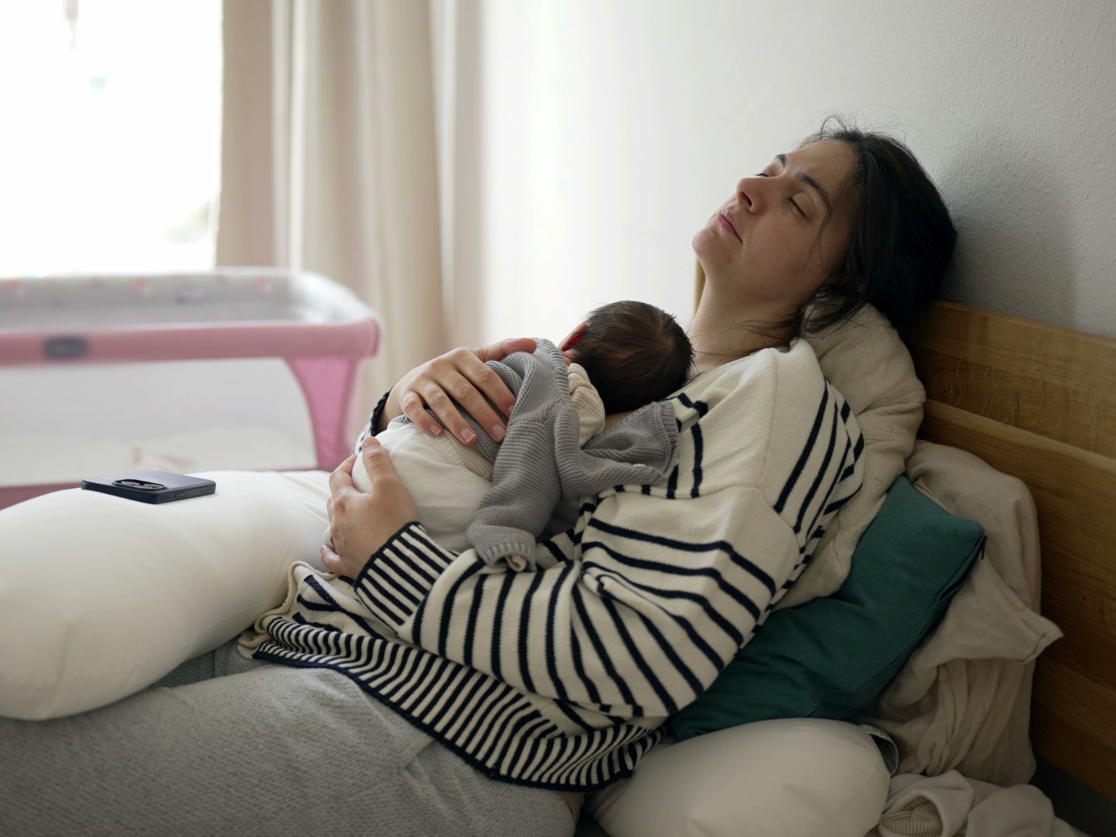 wykończona mama z noworodkiem