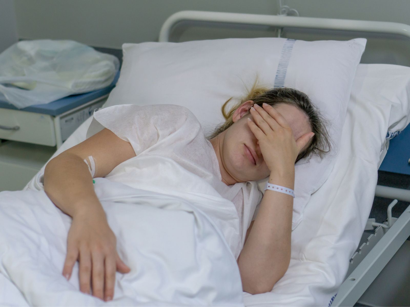 młoda mama dochodzi do siebie po cesarce