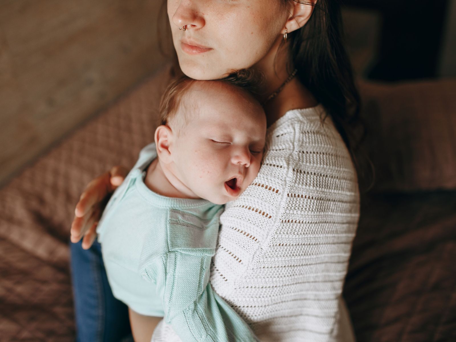 młoda mama z dzieckiem na rękach