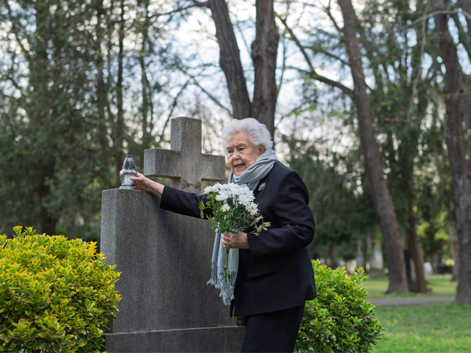babcia na cmentarzu