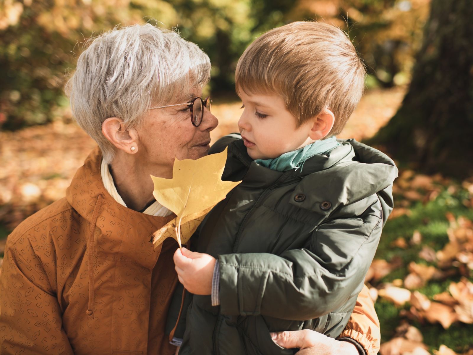 babcia z wnukiem w parku jesienią