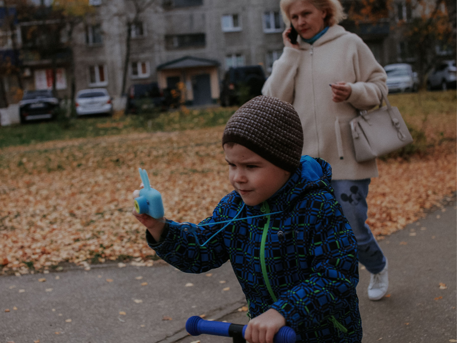 dziadkowie zabrali wnuki na groby
