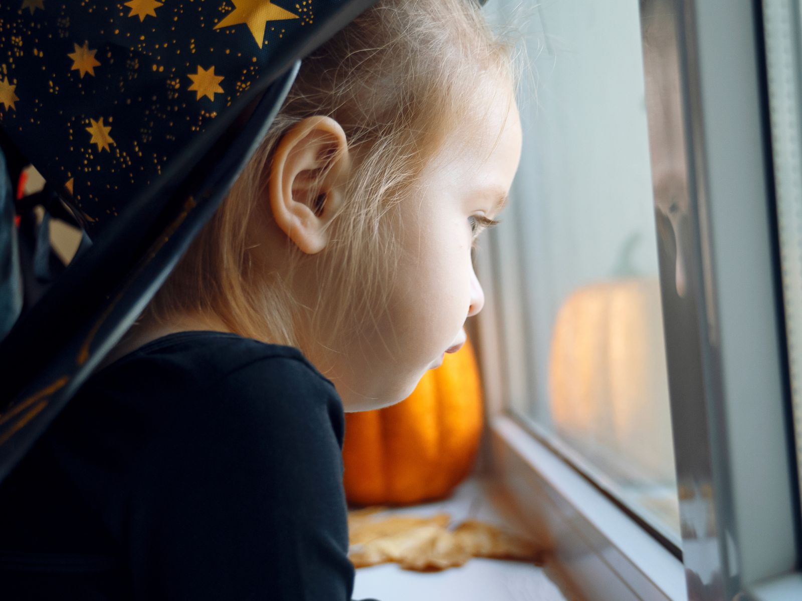 dziecko w przebraniu czarownicy na Halloween