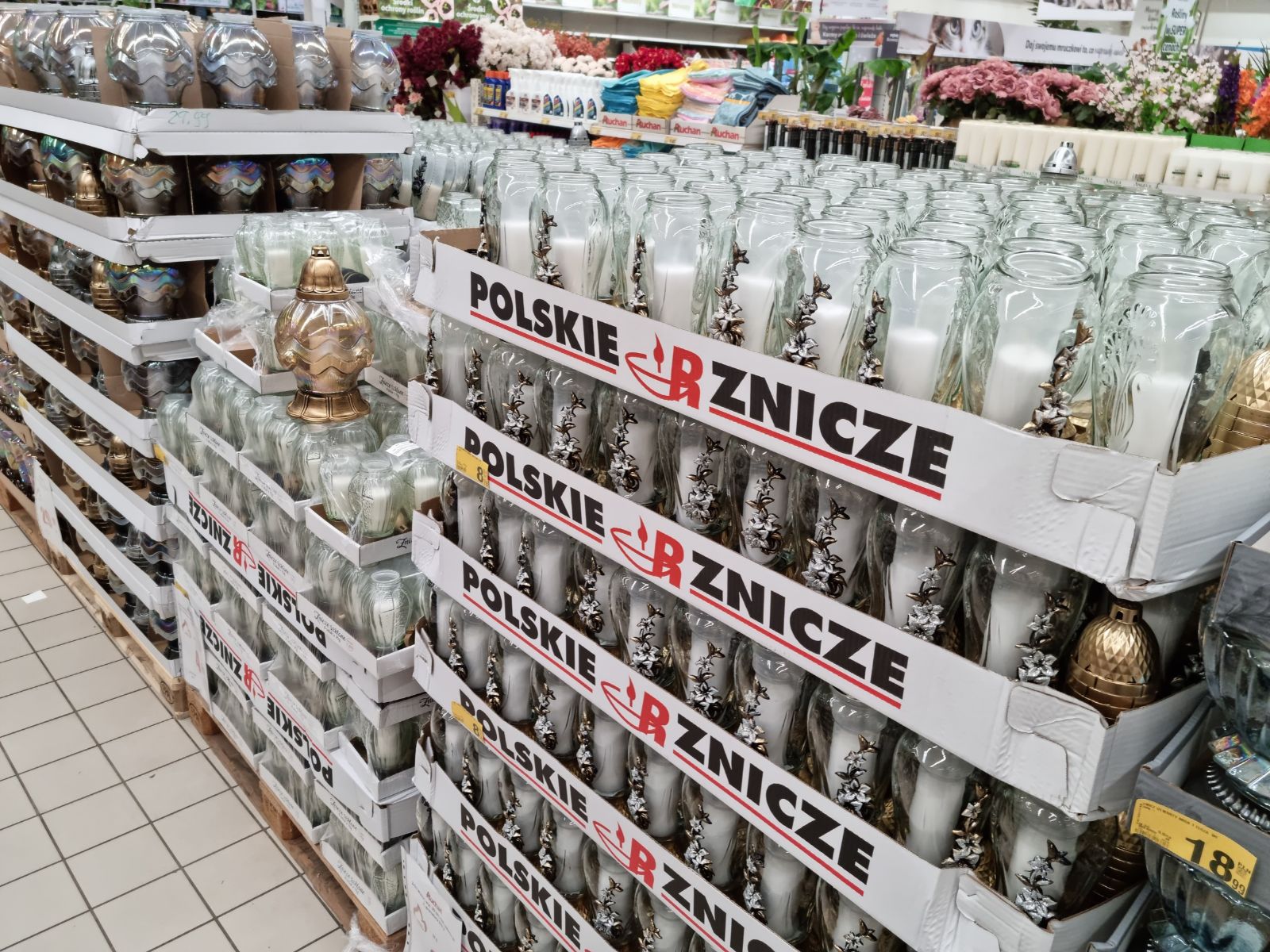 mama kupowała z synem znicze